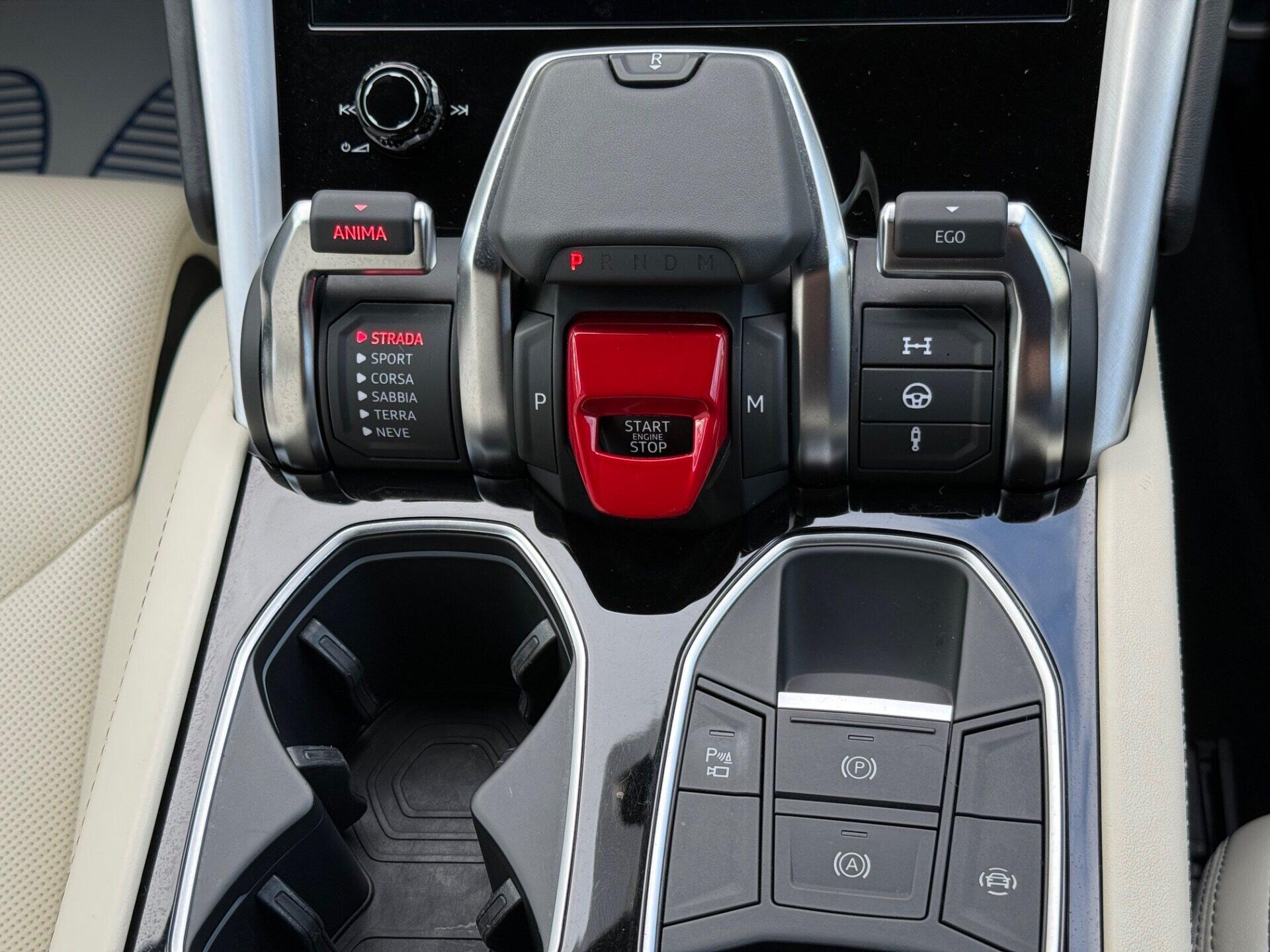 Lamborghini Urus view 60