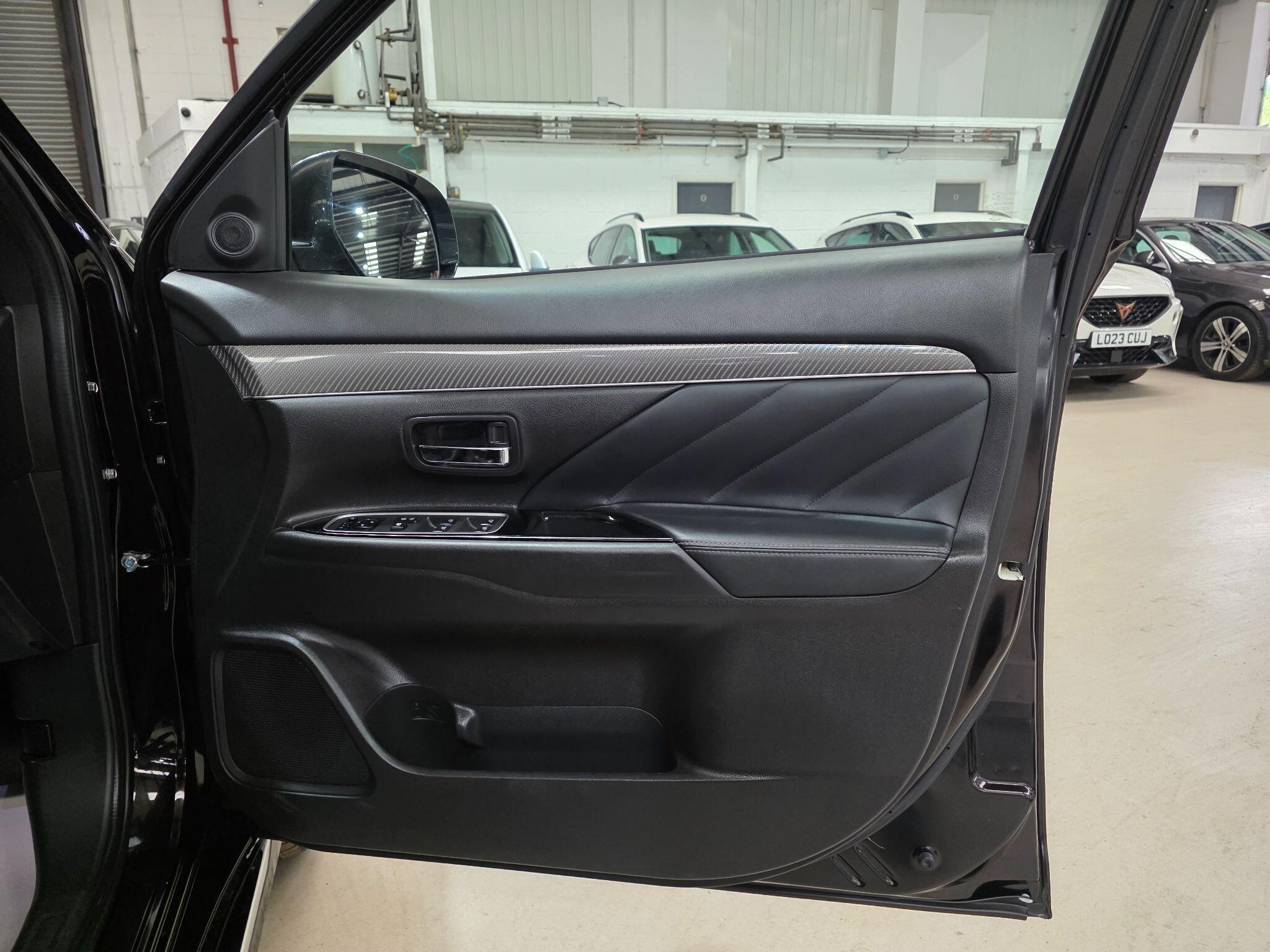 Mitsubishi Outlander view 12