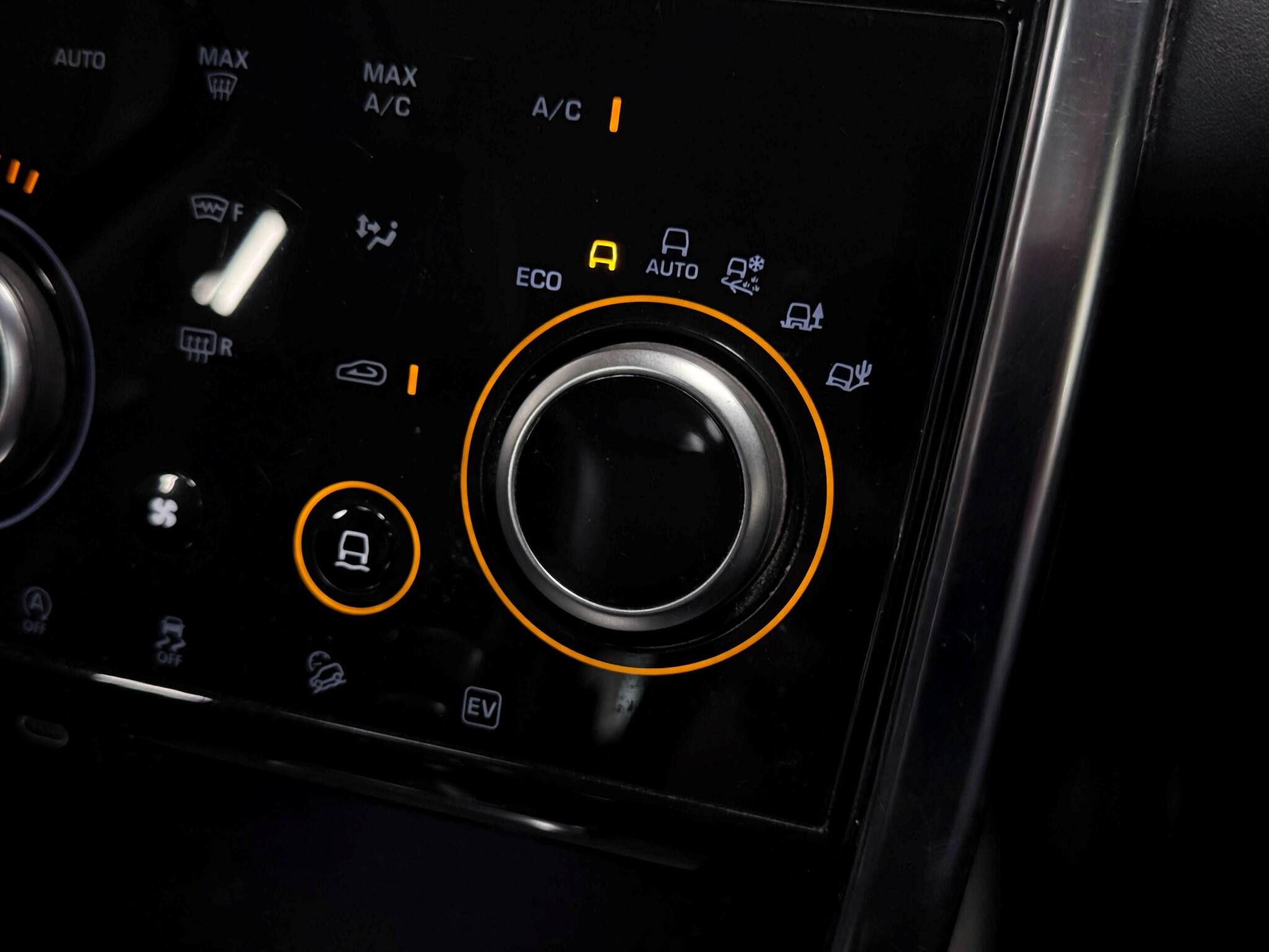 Land Rover Discovery Sport view 31