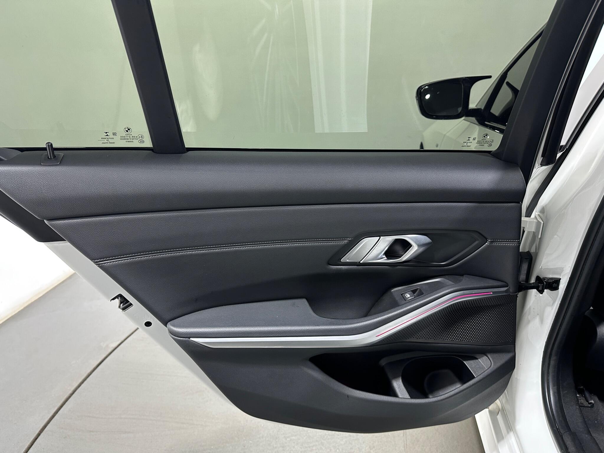 BMW 3 Series view 40