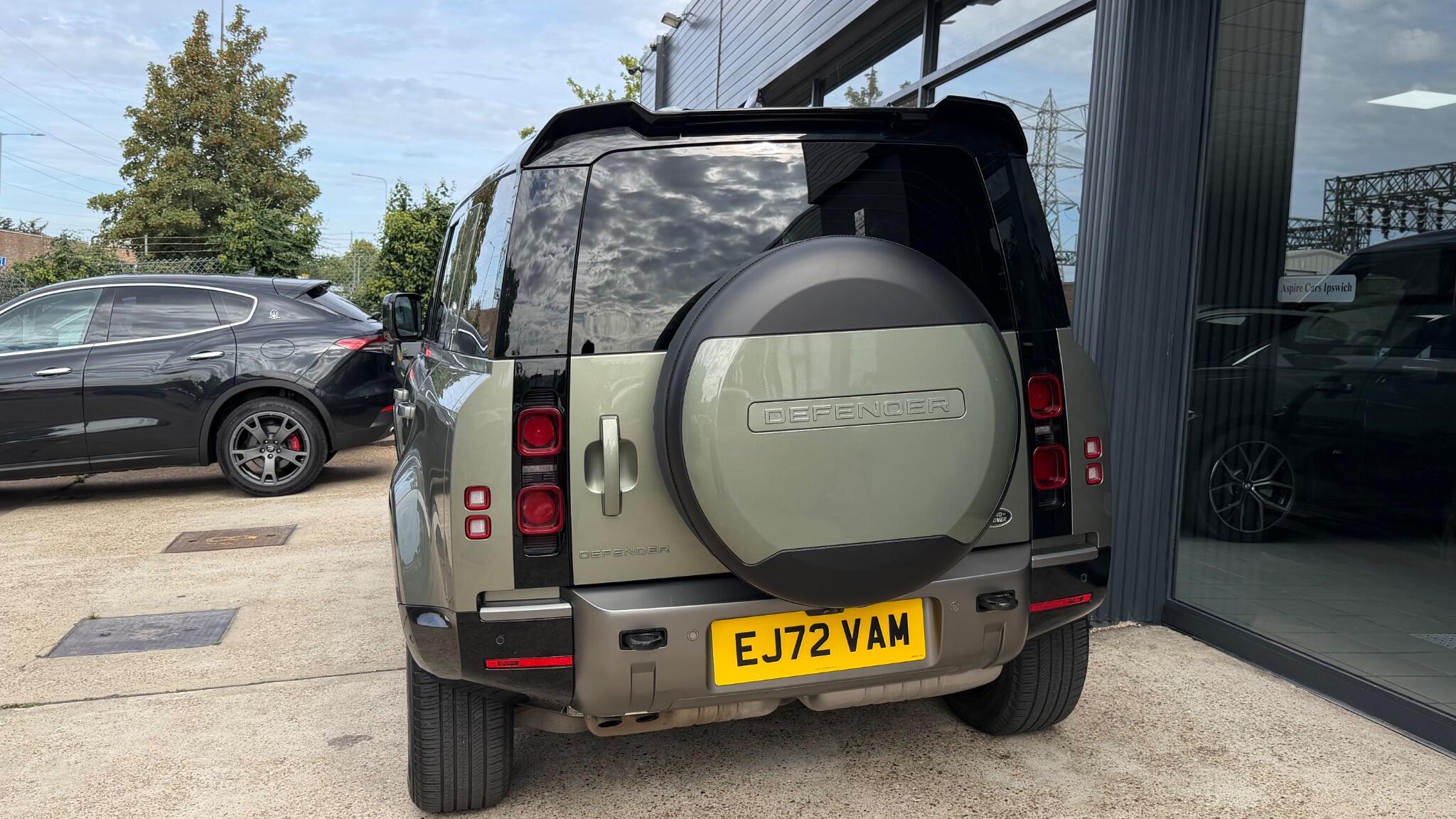 Land Rover Defender 110 view 14