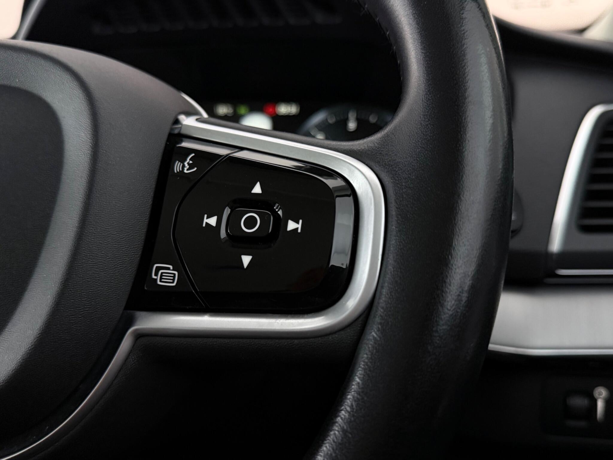 Volvo XC90 view 17