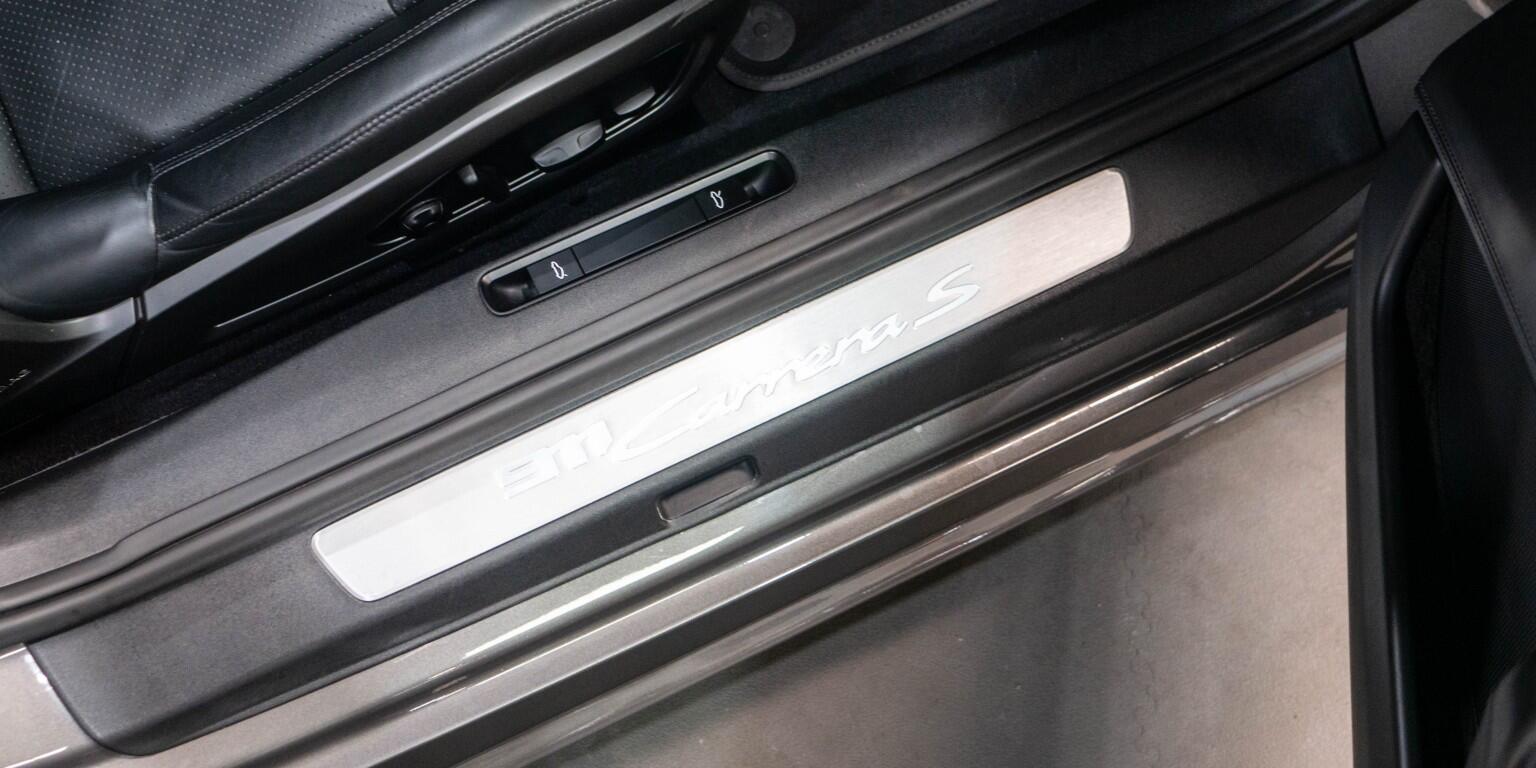 Porsche 911 view 23