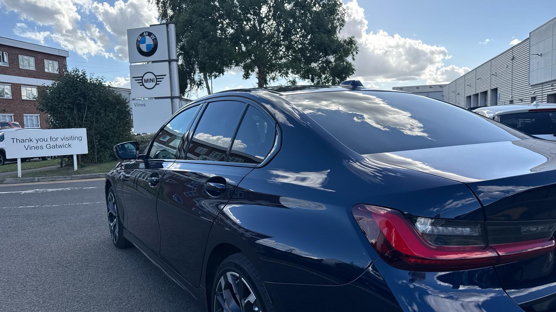 BMW 3 Series view 28