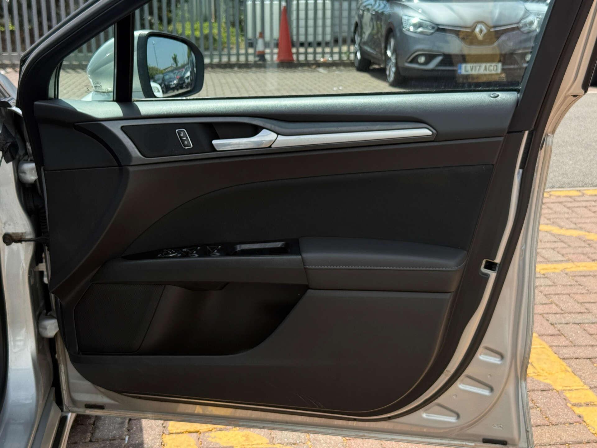 Ford Mondeo view 18