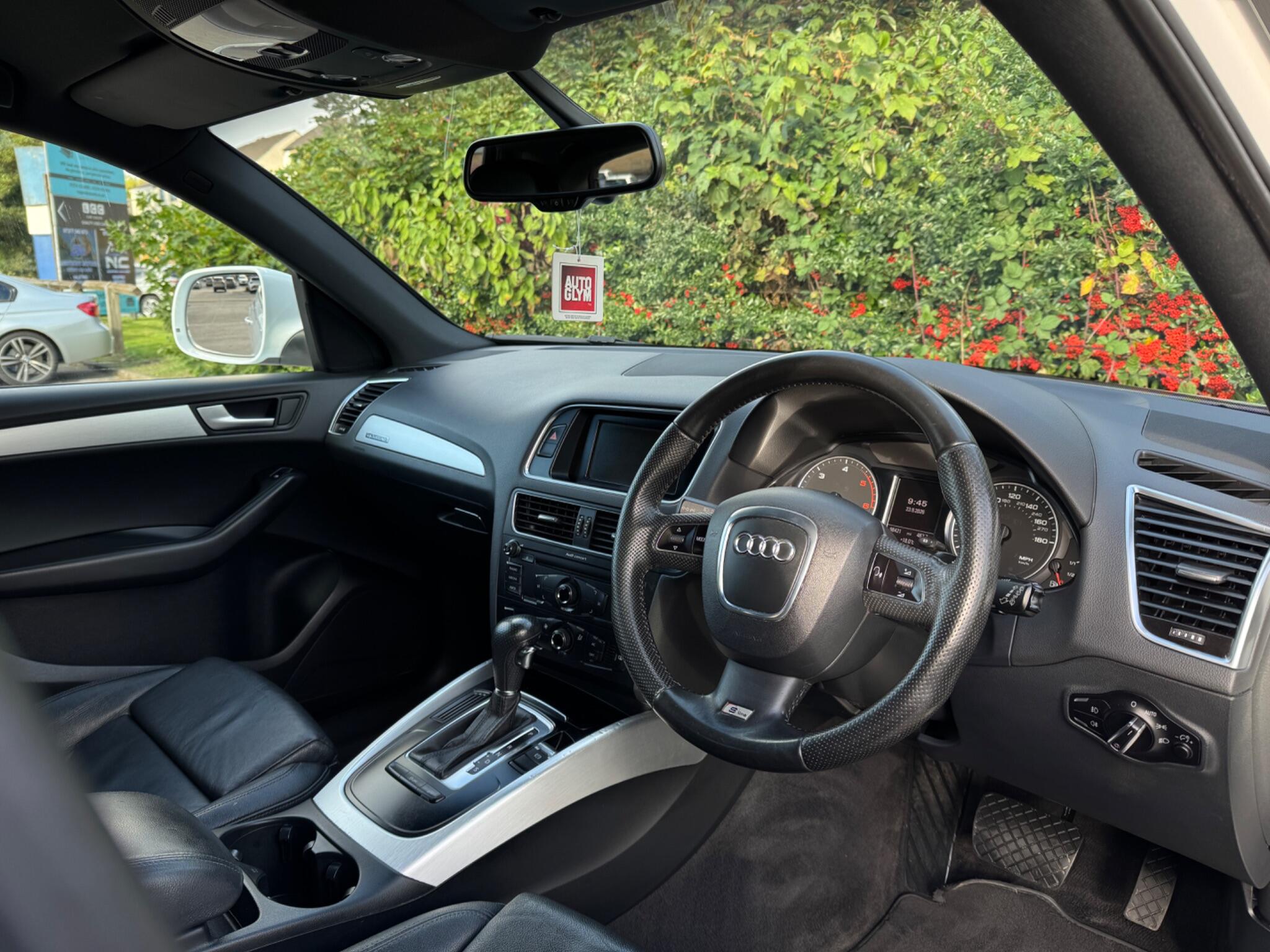 Audi Q5 view 13
