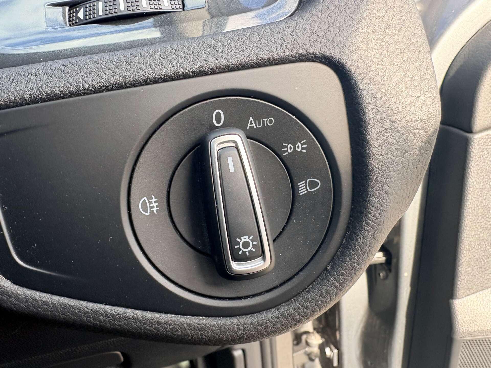 Volkswagen e-Golf view 16