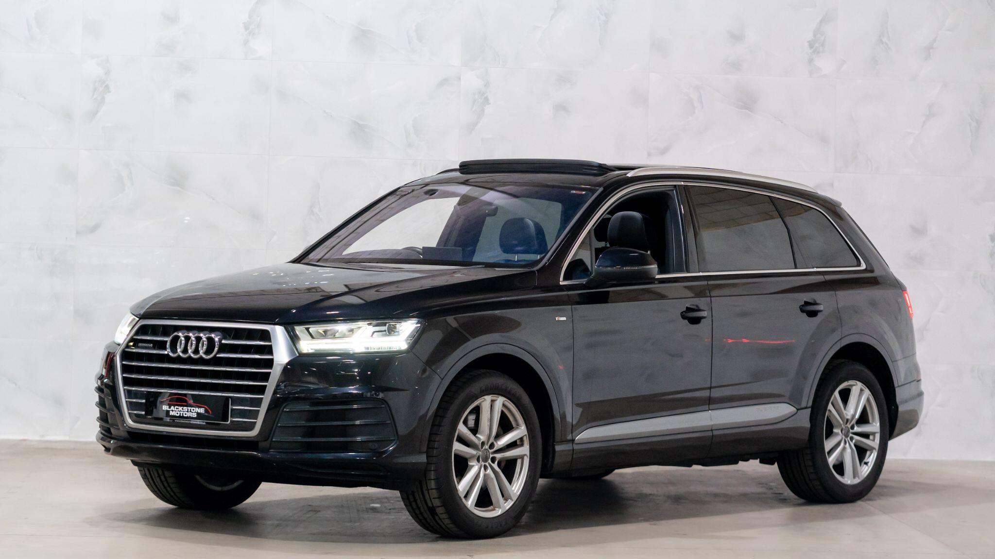 Audi Q7 view 5