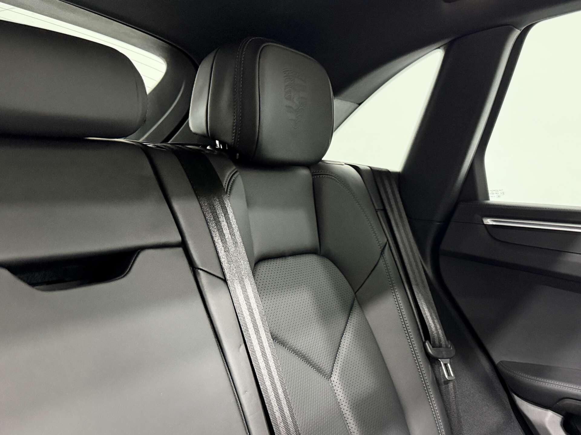 Porsche Macan view 14