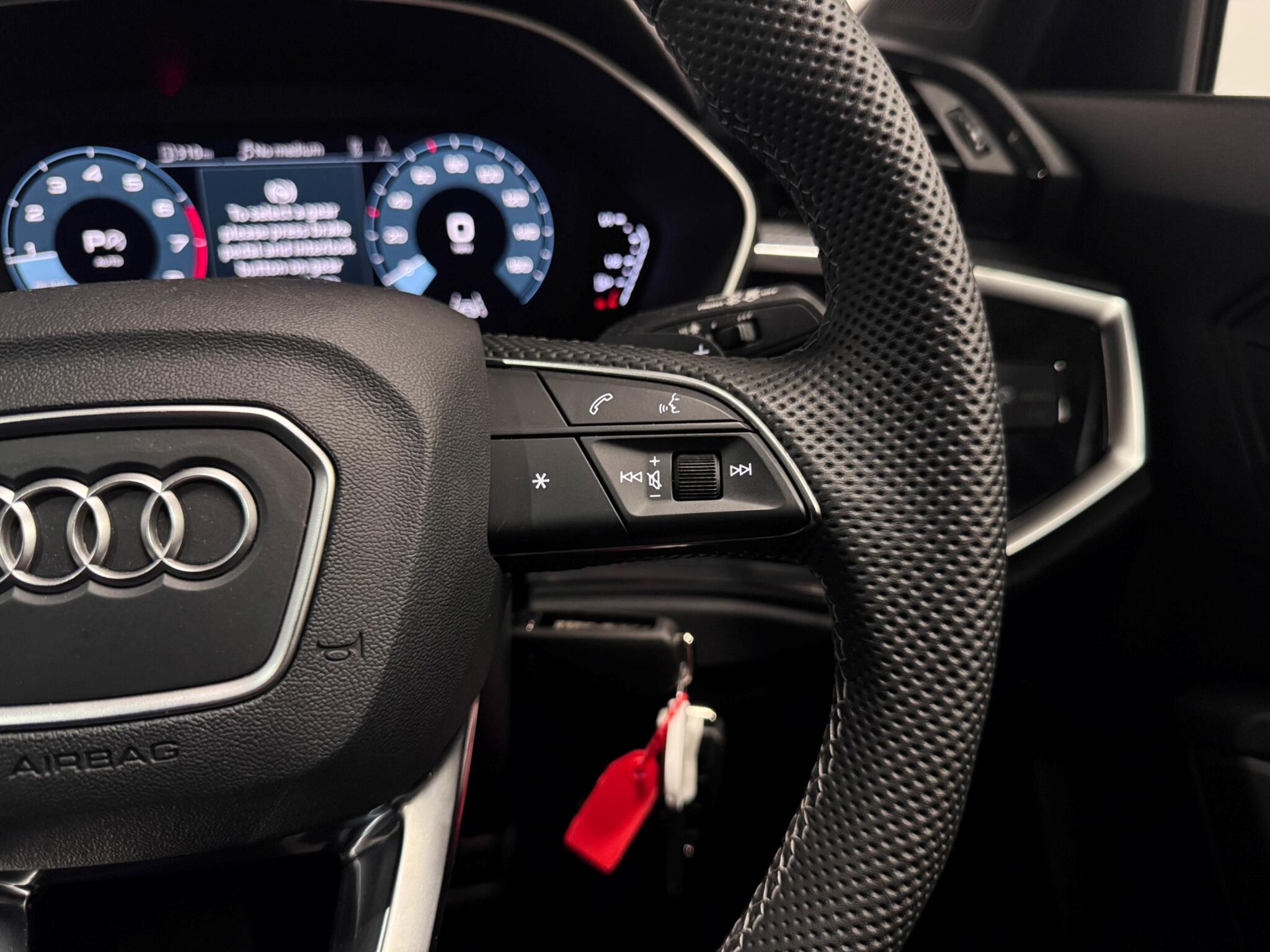 Audi Q3 view 14