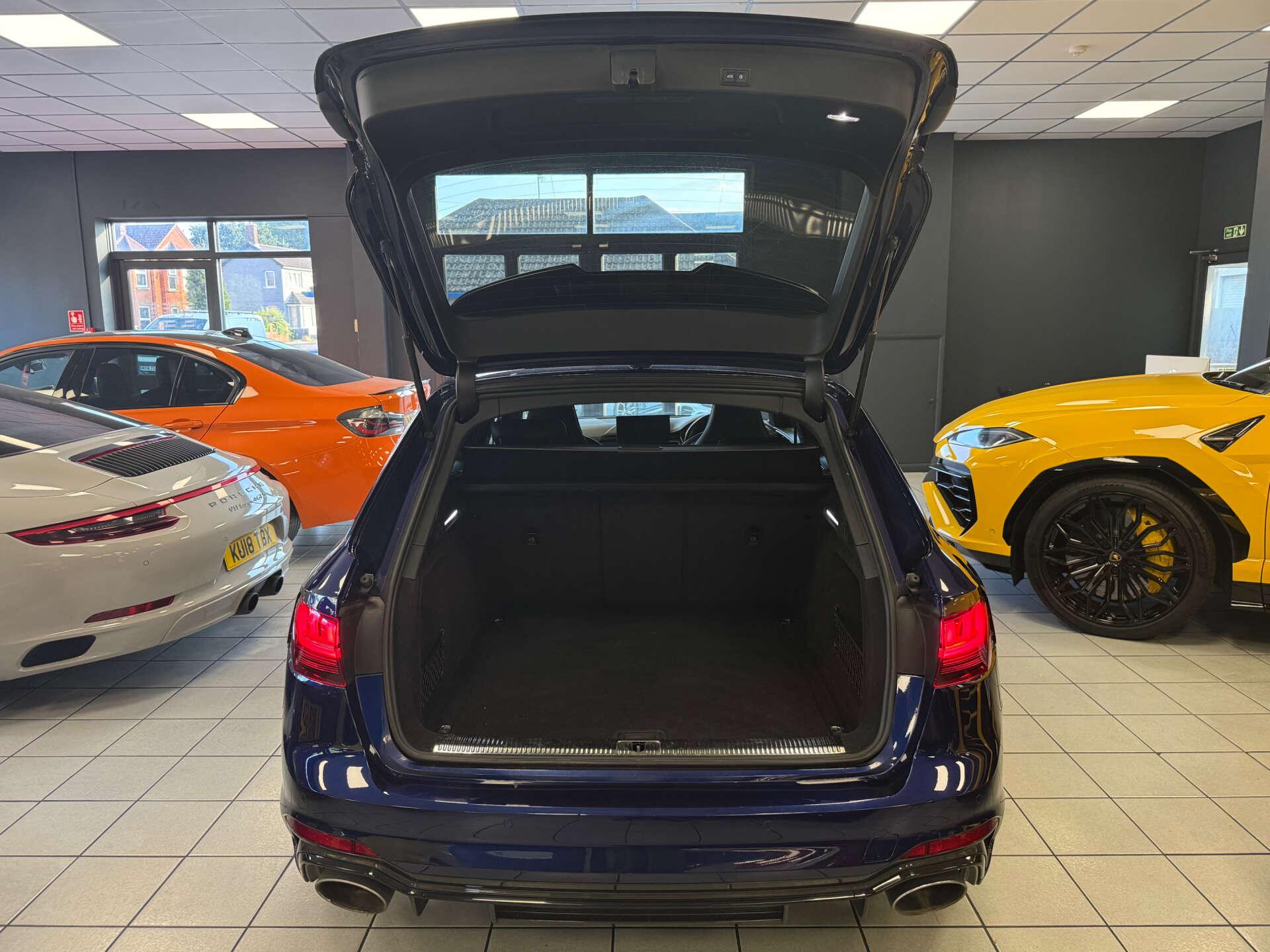 Audi RS4 view 35