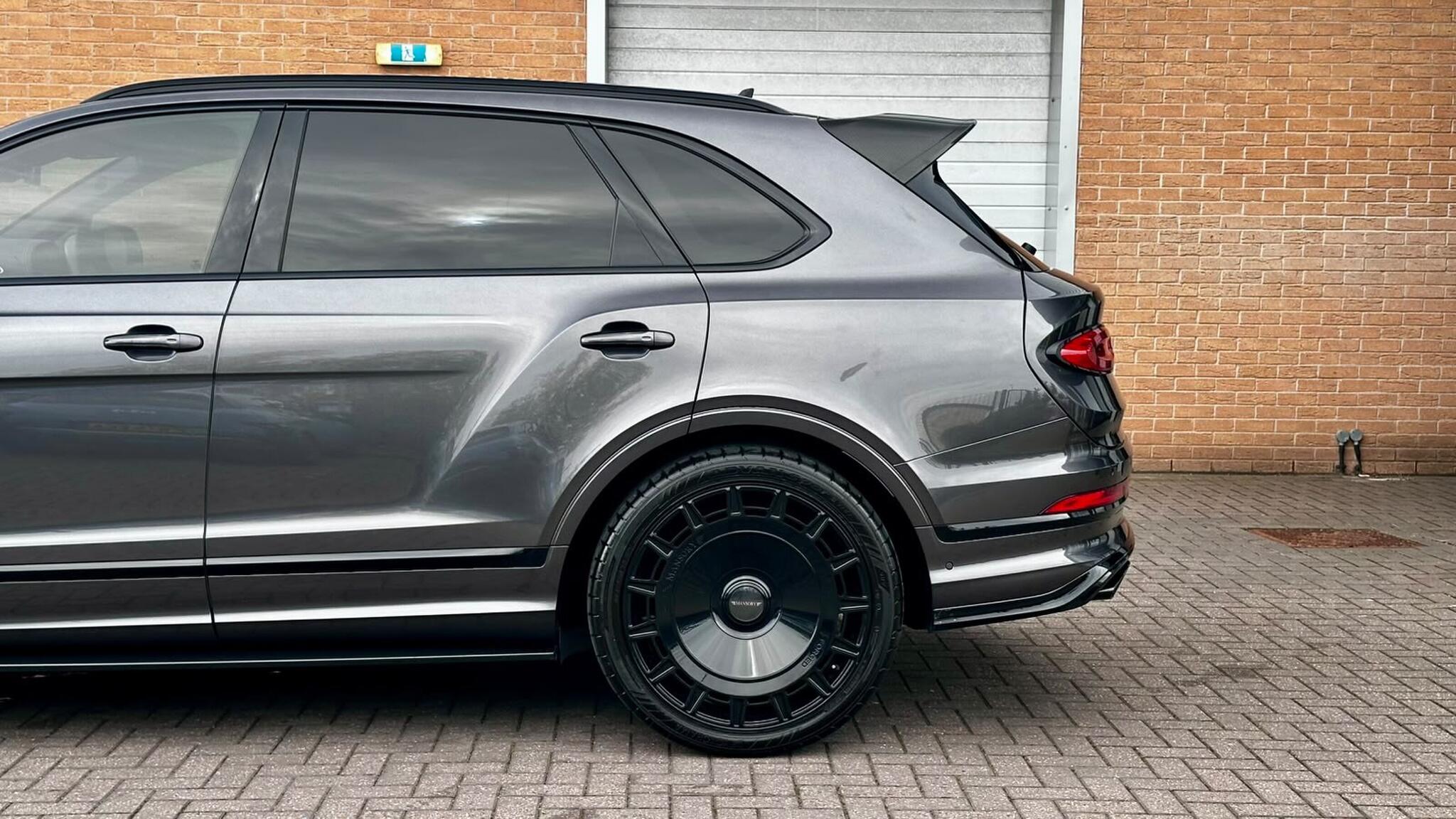 Bentley Bentayga view 16