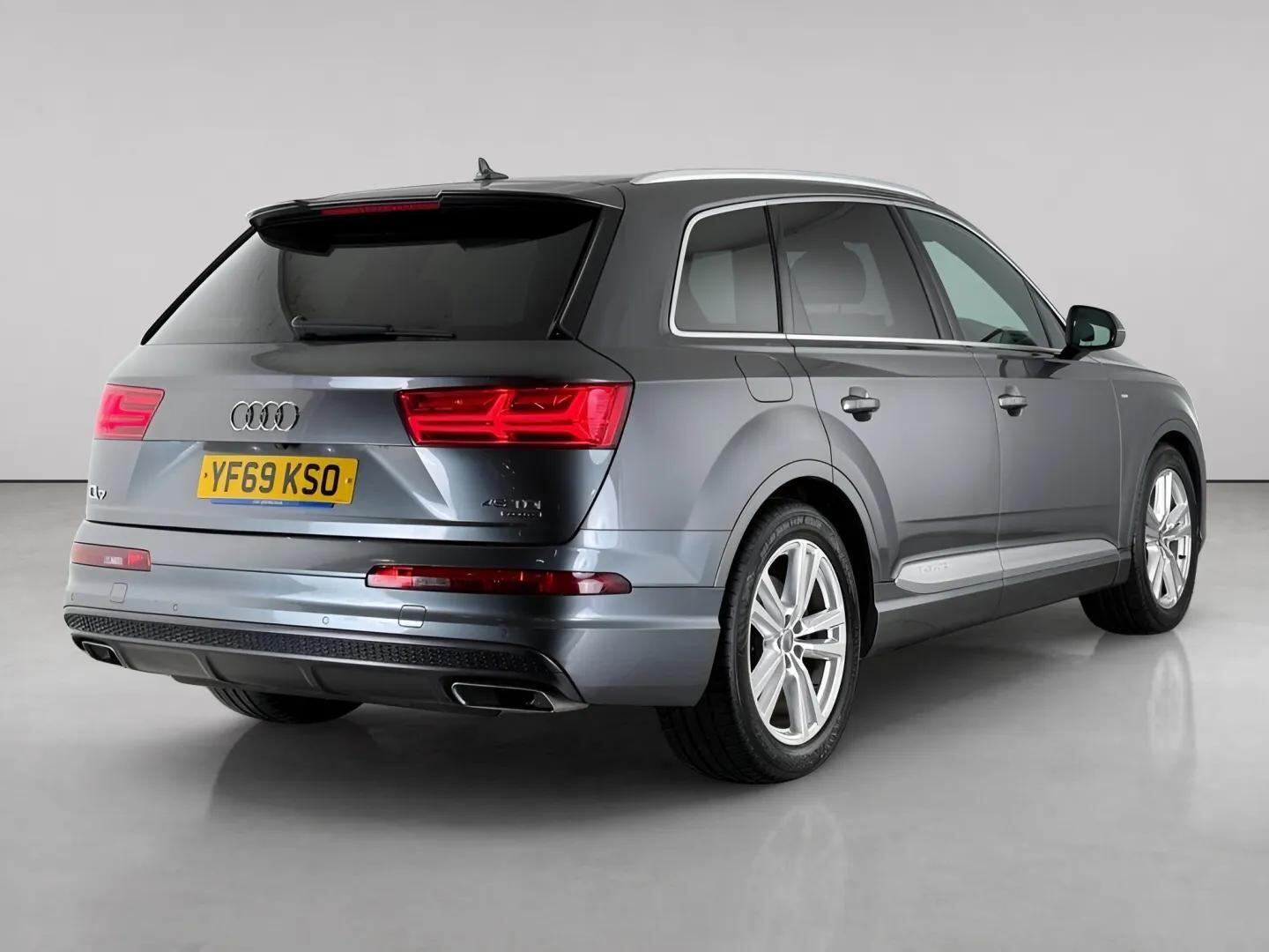 Audi Q7 view 7