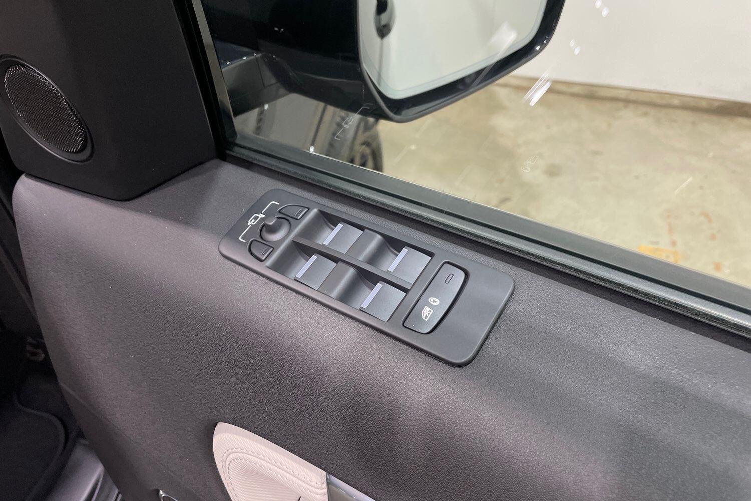 Land Rover Discovery Sport view 25