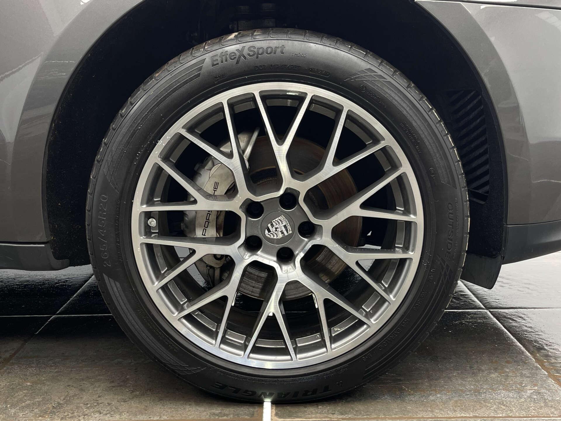 Porsche Macan view 3