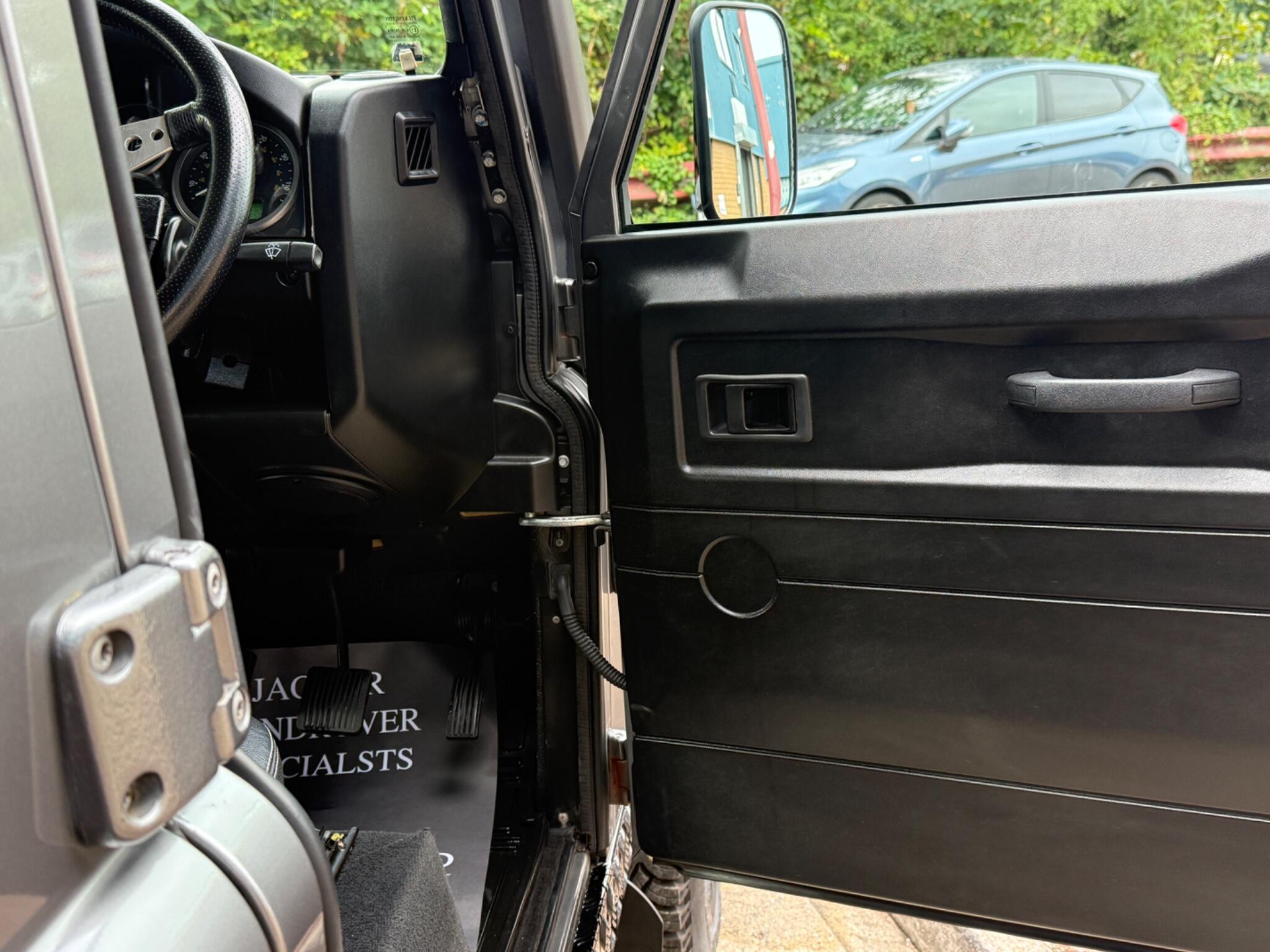 Land Rover Defender view 26
