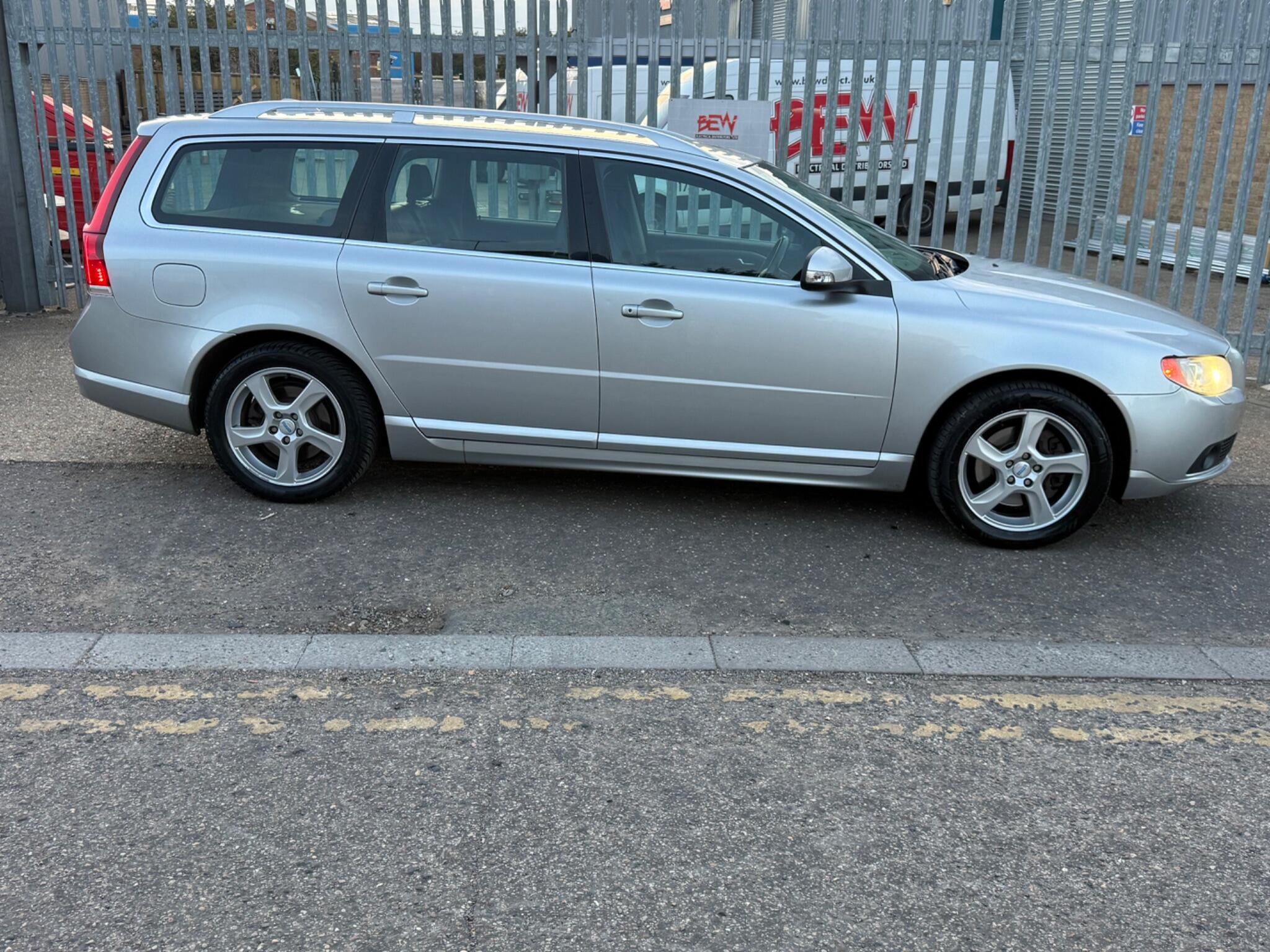 Volvo V70 view 5