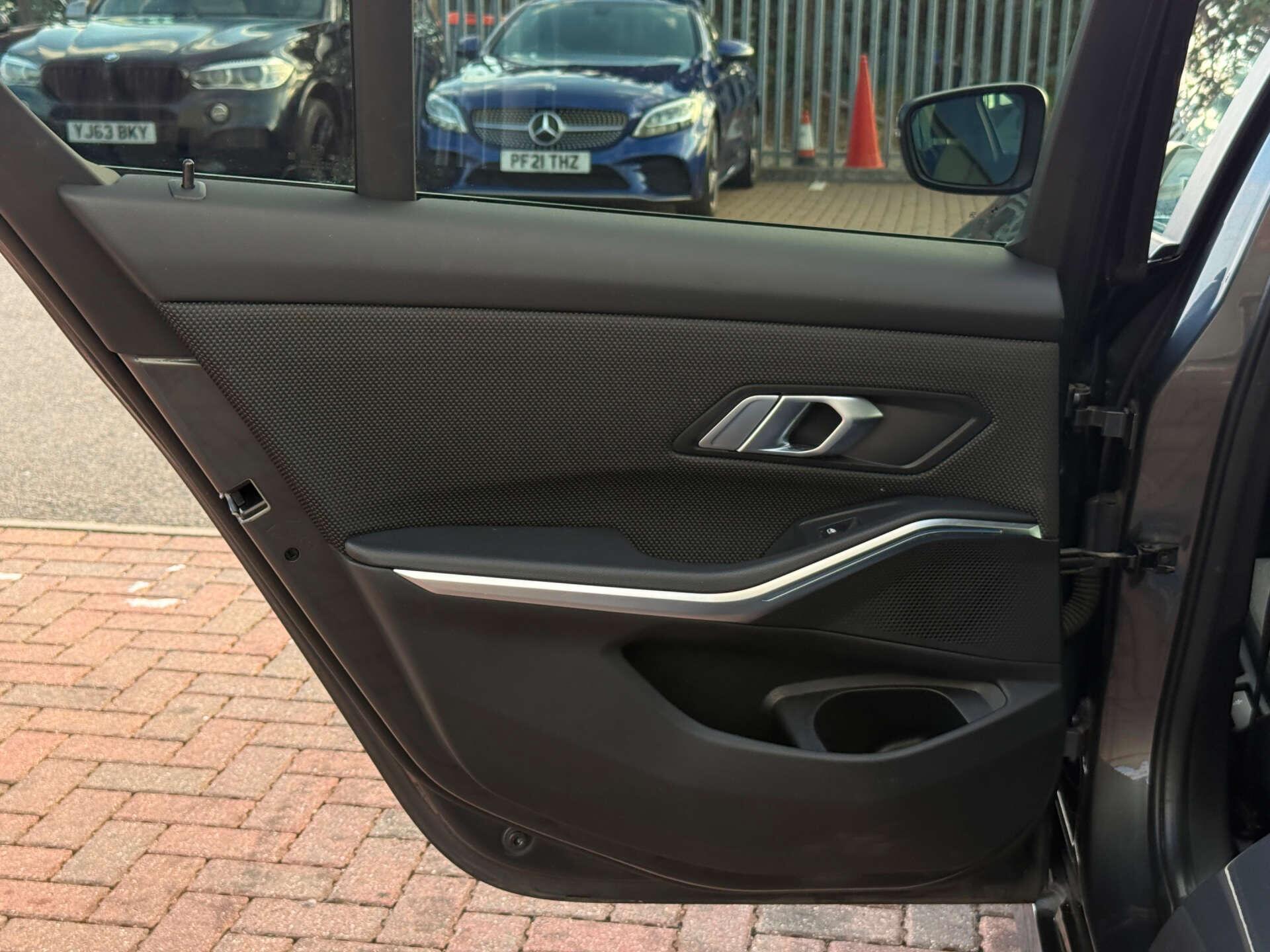 BMW 3 Series view 37