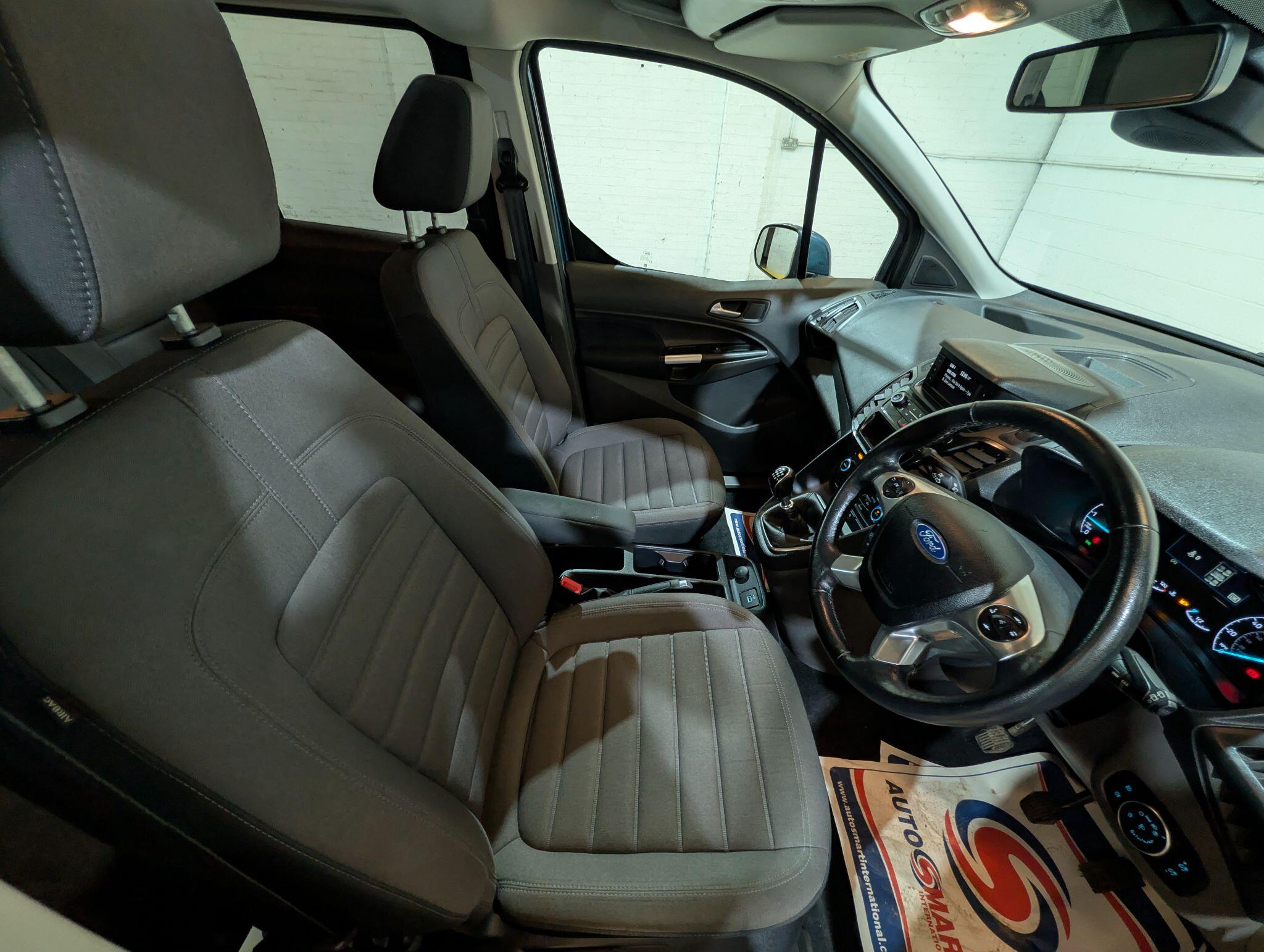 Ford Grand Tourneo Connect view 26