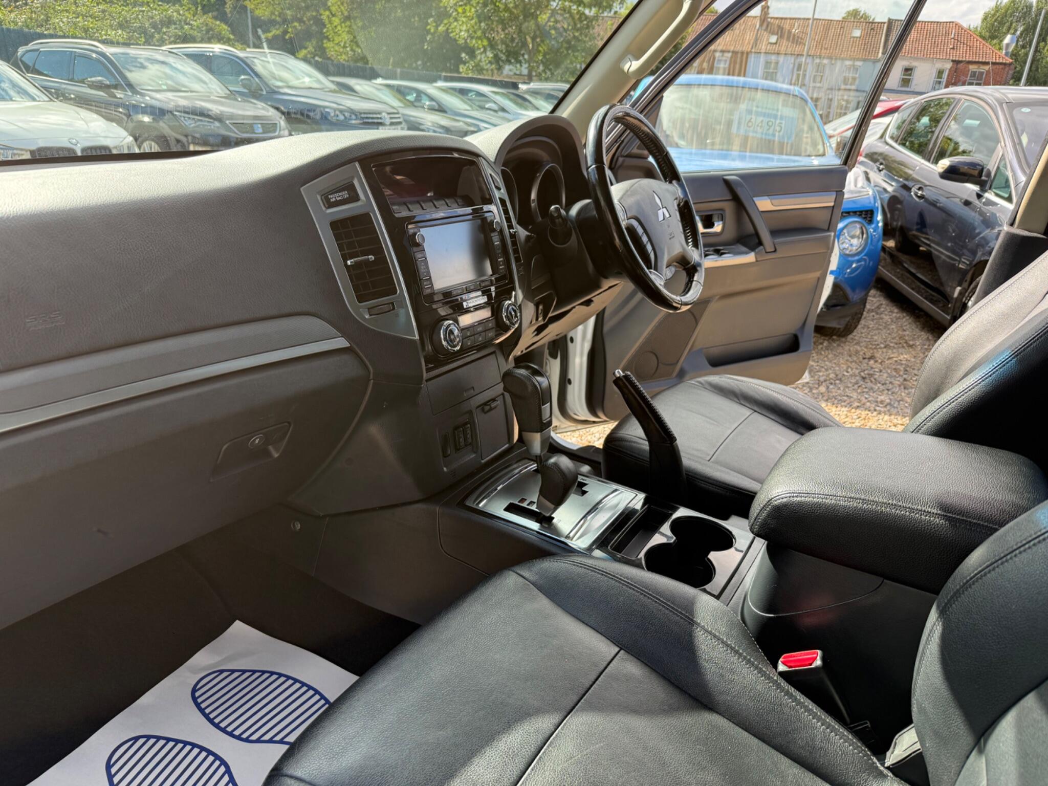 Mitsubishi Shogun view 16