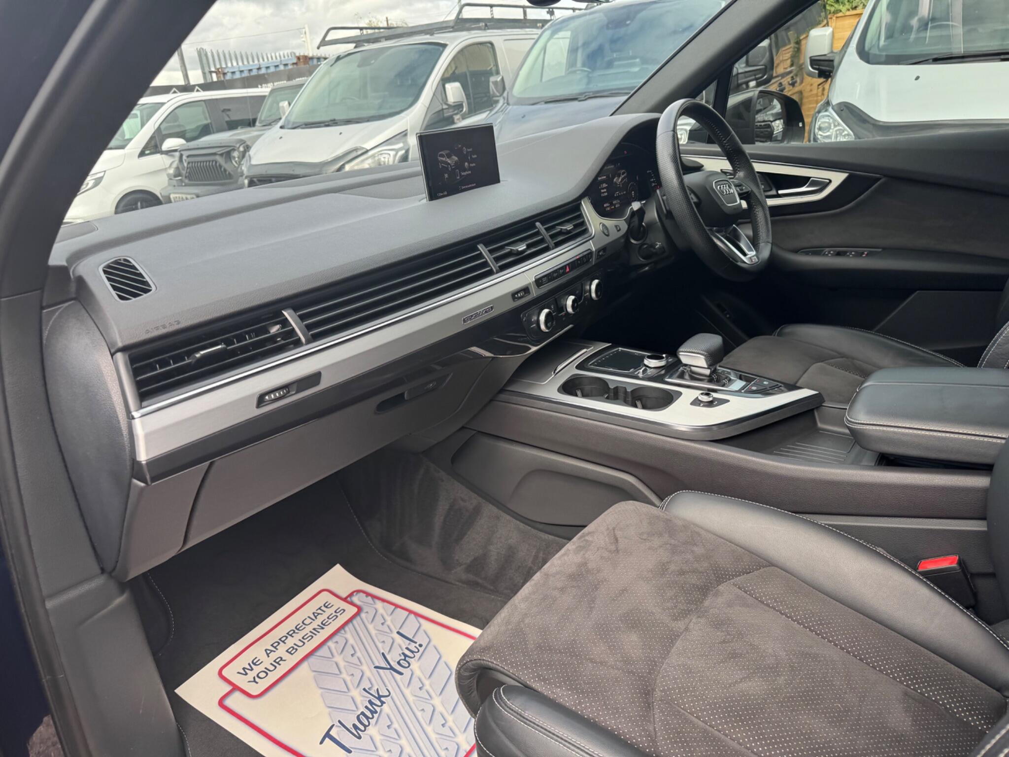 Audi Q7 view 12