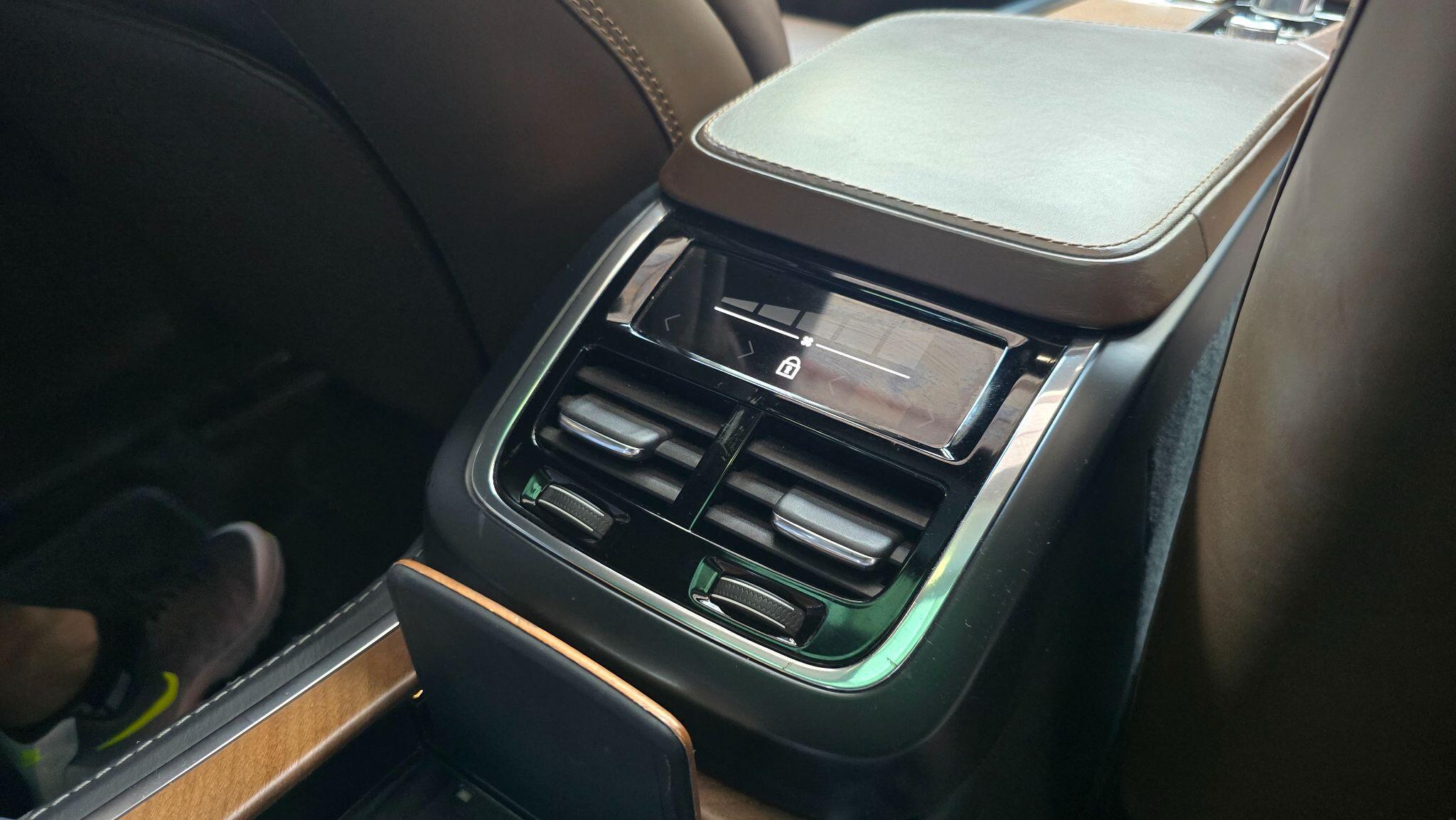 Volvo XC90 view 30