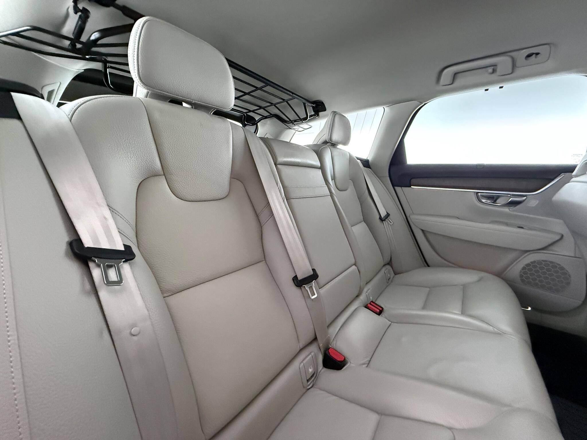 Volvo V90 Cross Country view 28