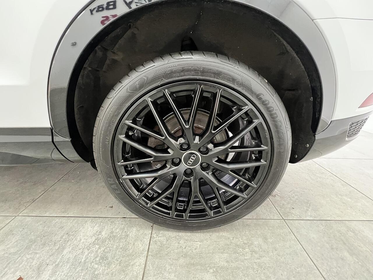 Audi Q3 view 20