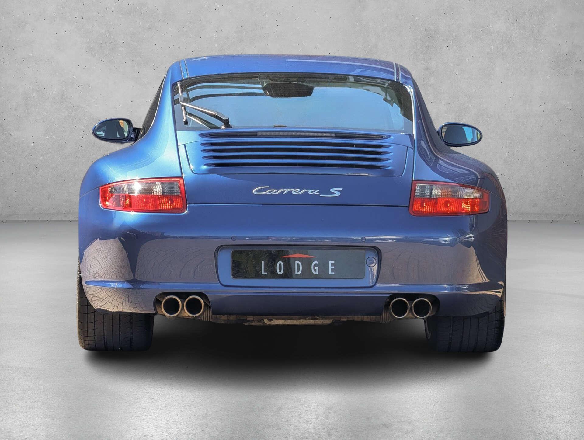 Porsche 911 view 6