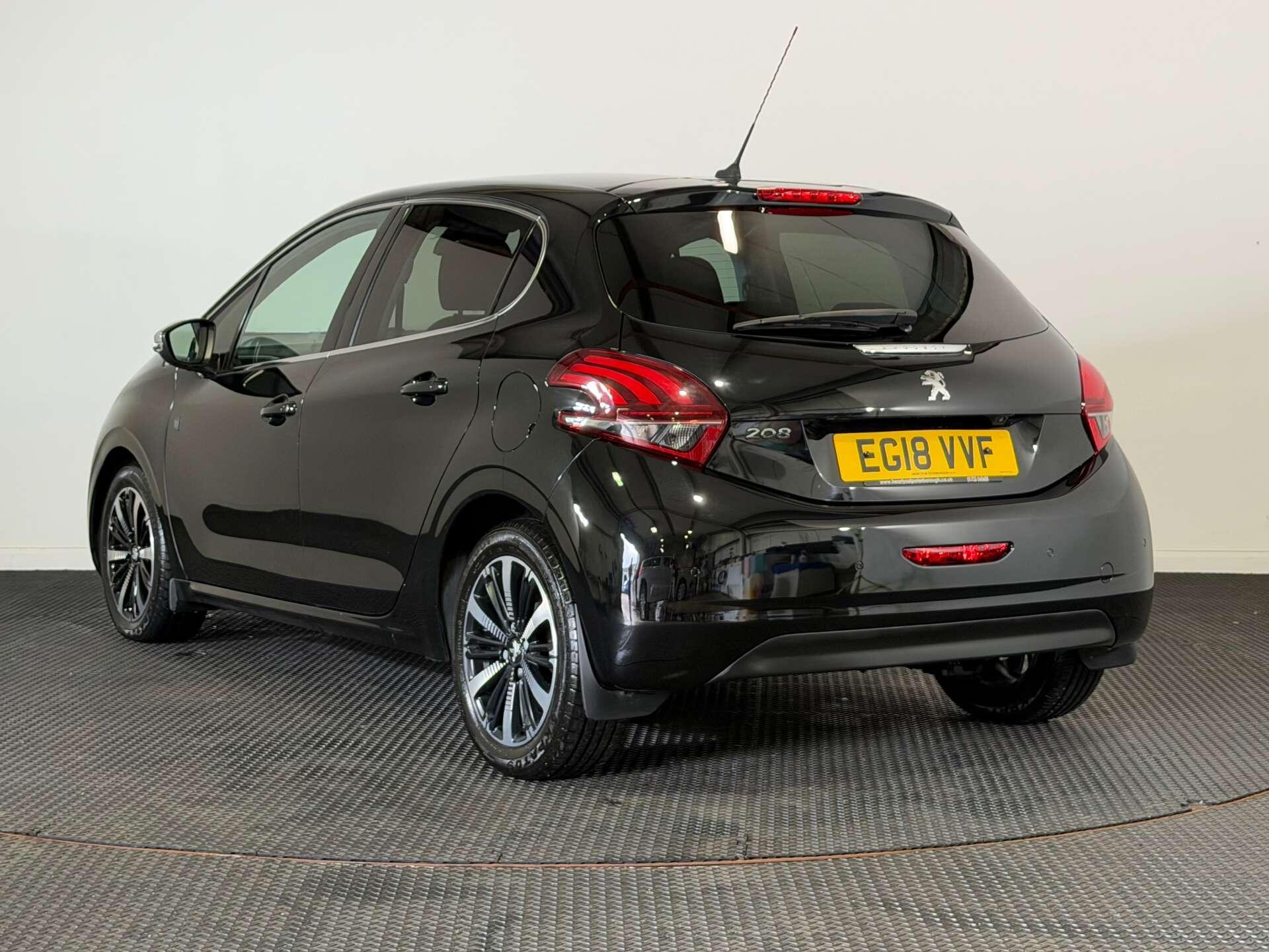 Peugeot 208 view 5