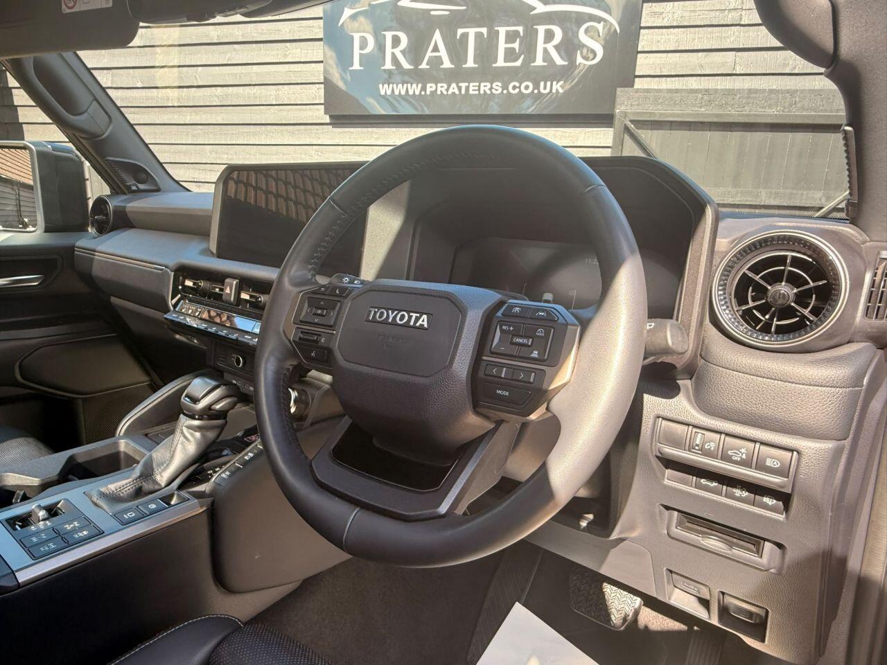 Toyota Land Cruiser view 10
