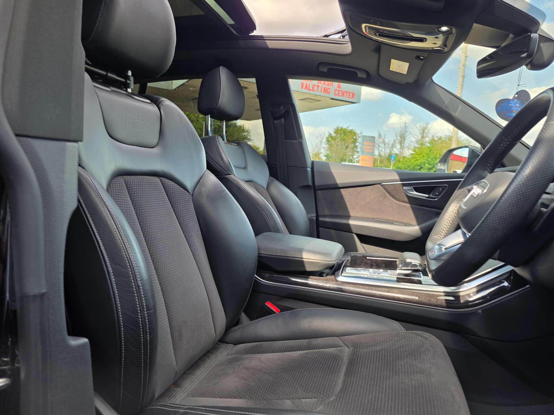 Audi Q8 view 21