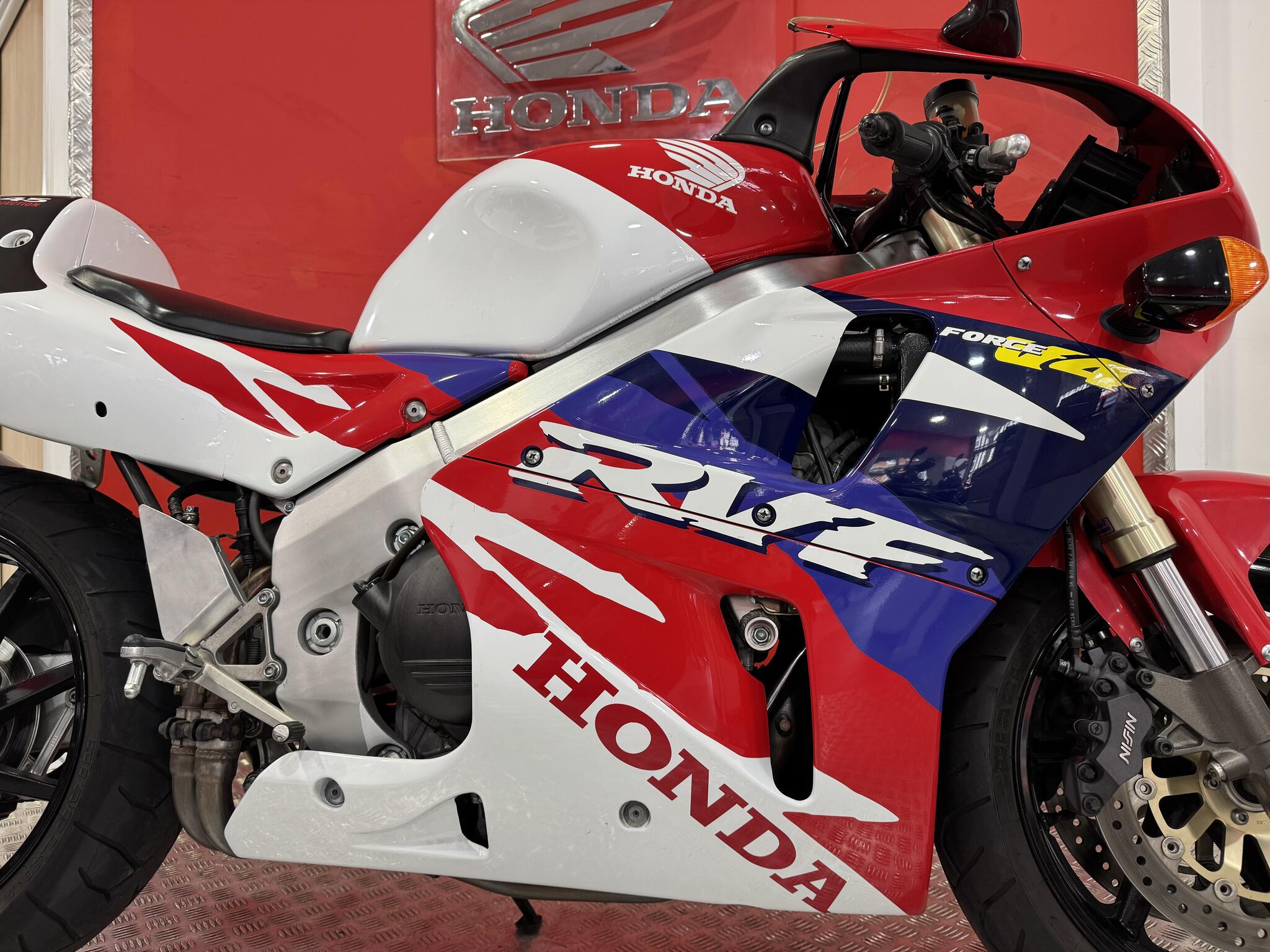 Honda RVF750 view 13