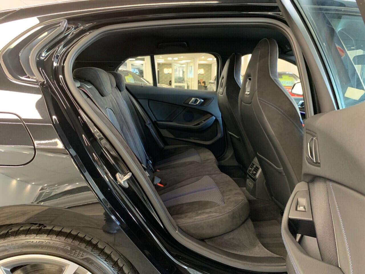 BMW 1 Series view 24