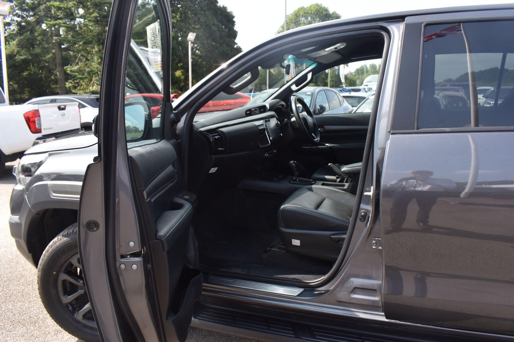 Hilux - 2.8 D-4D Invincible X Auto 4WD Euro 6 (s/s) 4dr - Image 3