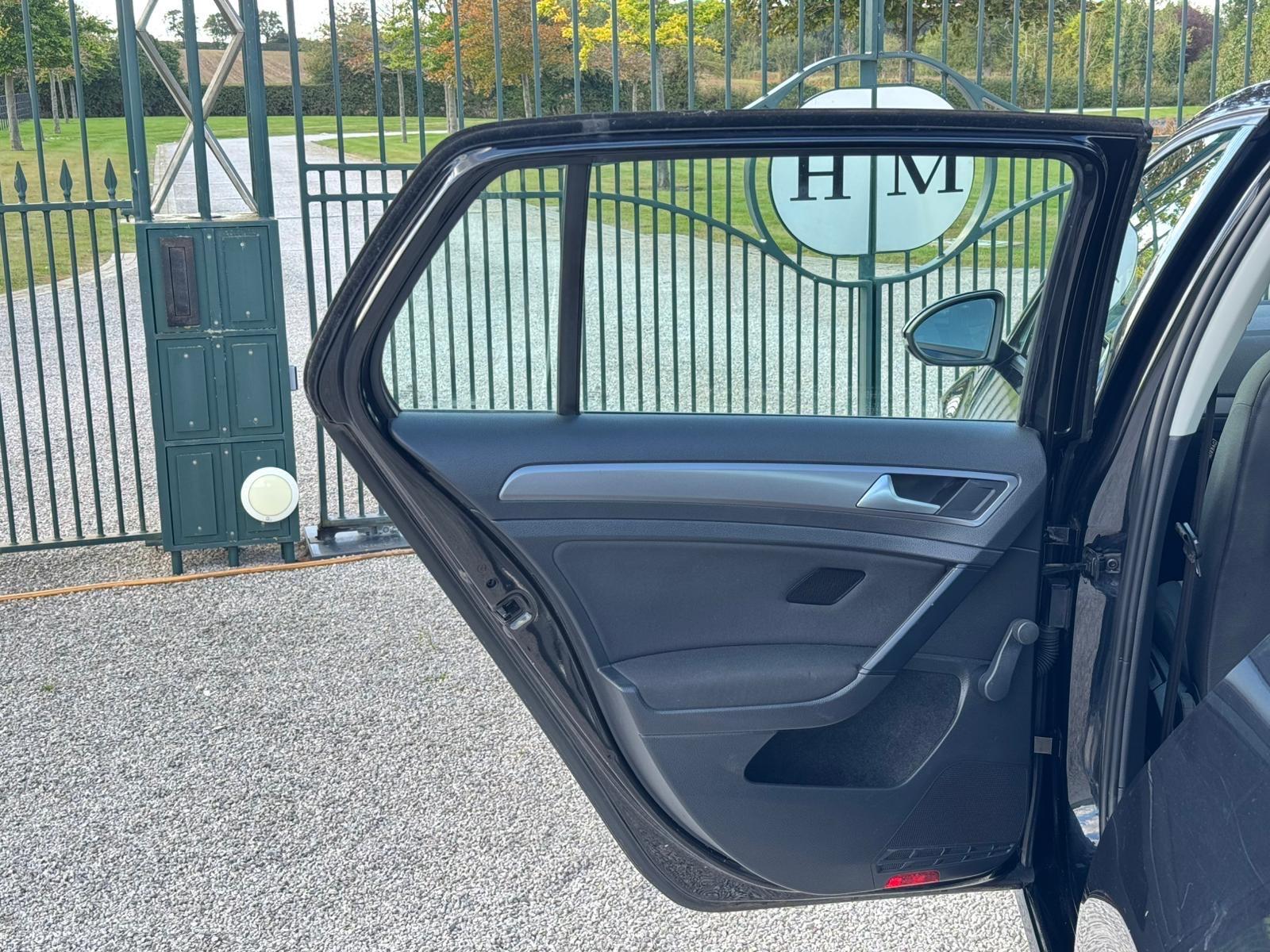 2014 Volkswagen Golf image 24