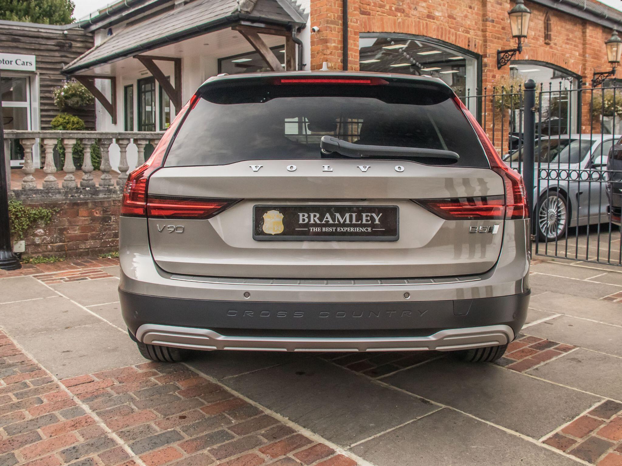 Volvo V90 Cross Country view 8