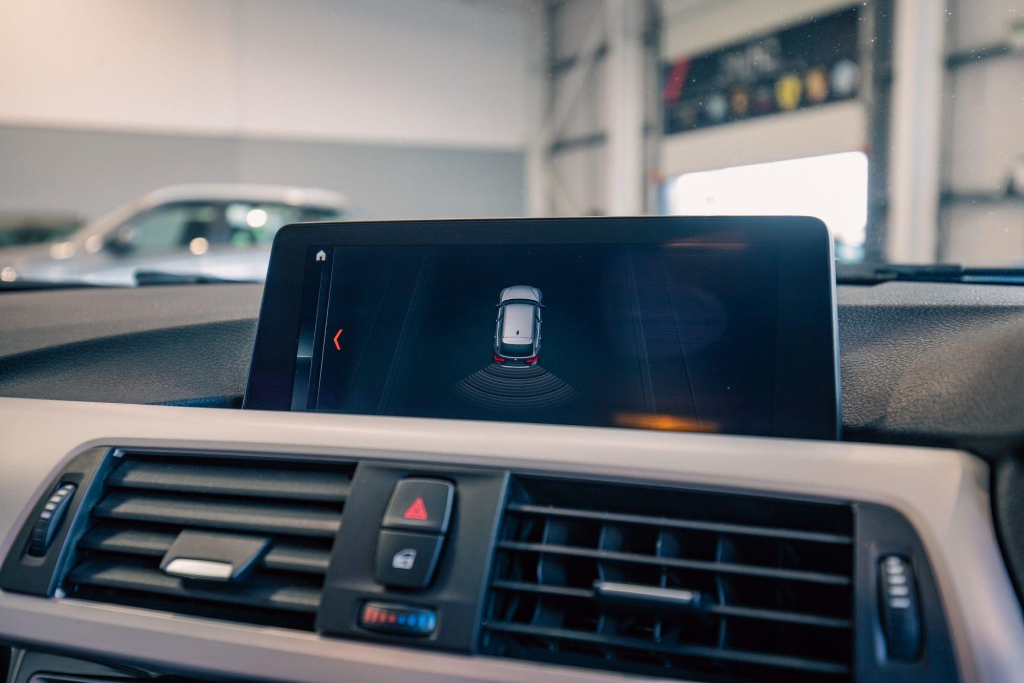 BMW 3 Series view 16