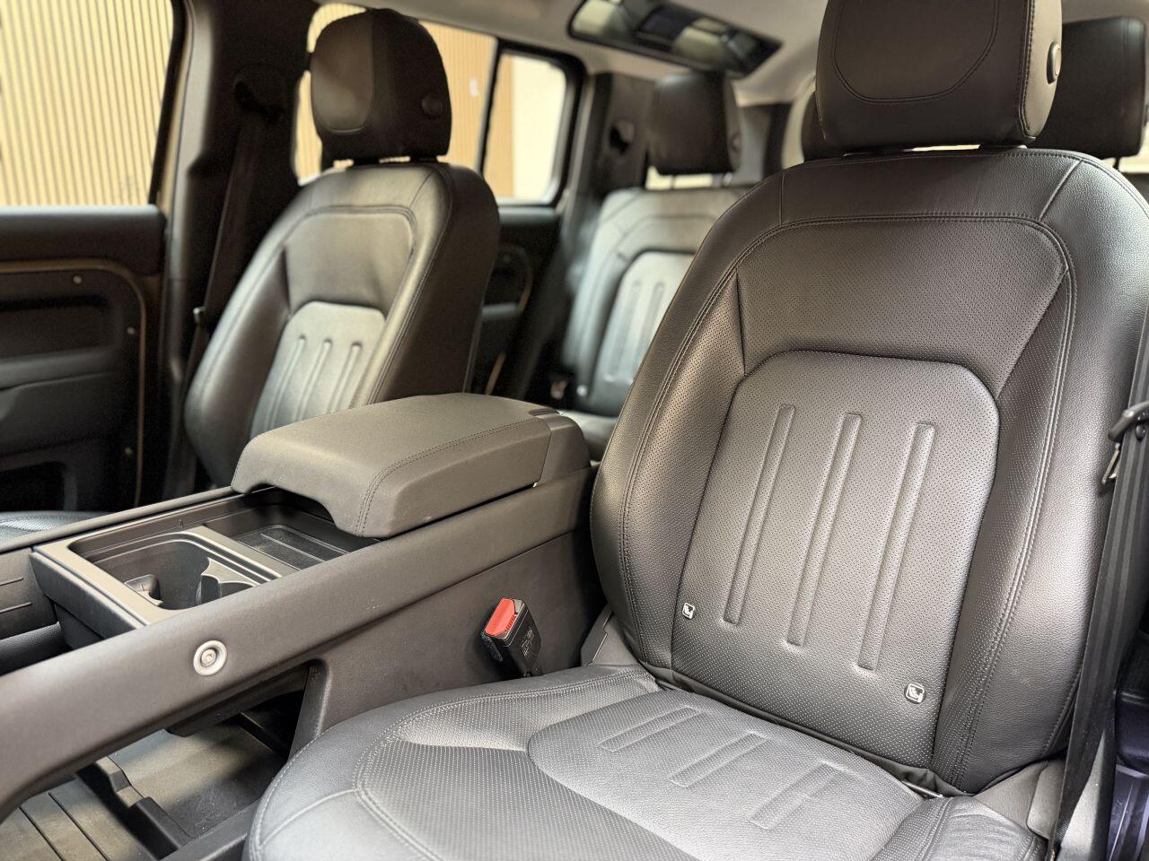 Land Rover Defender 110 view 23