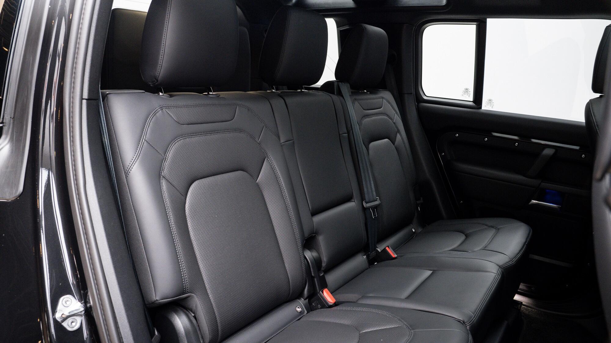 Land Rover Defender 110 view 8