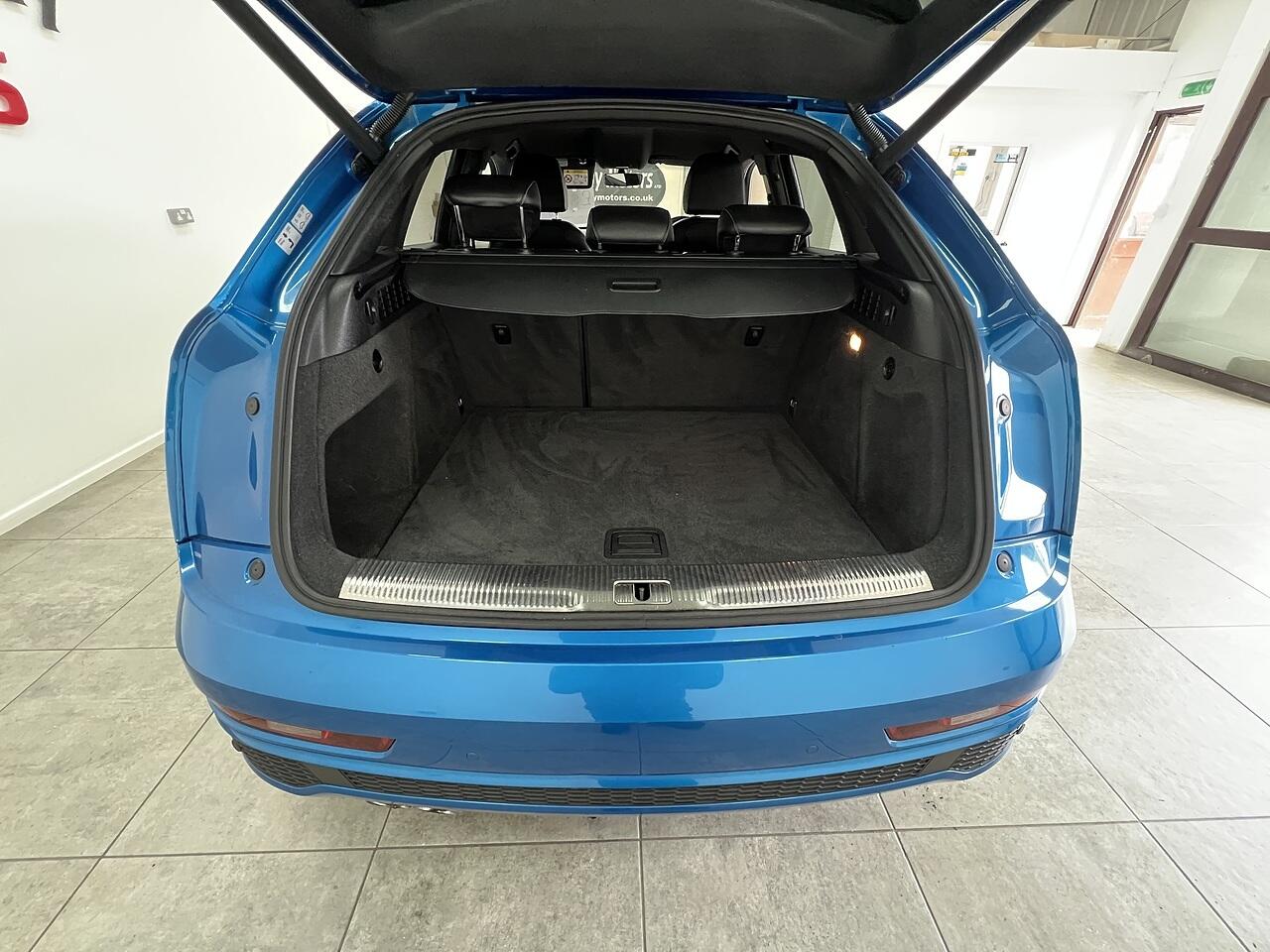 Audi Q3 view 16