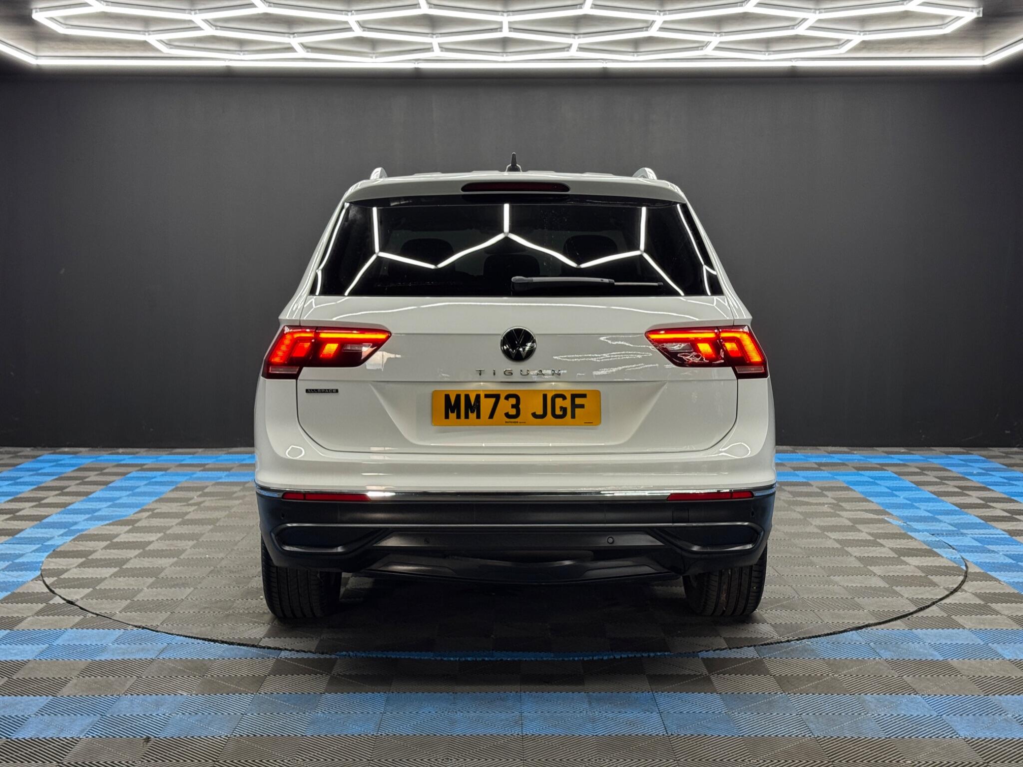 Volkswagen Tiguan Allspace view 6