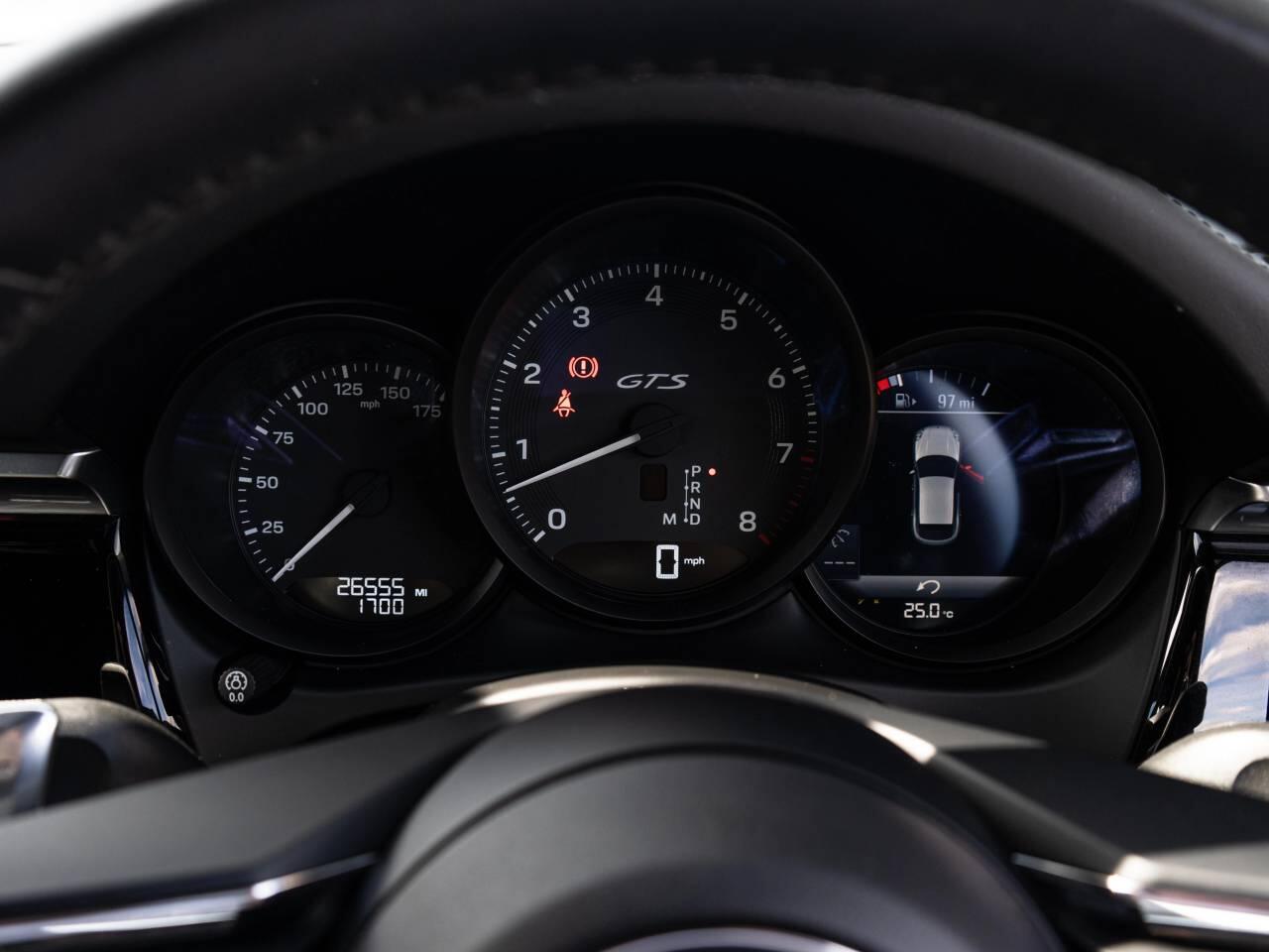 Porsche Macan view 20