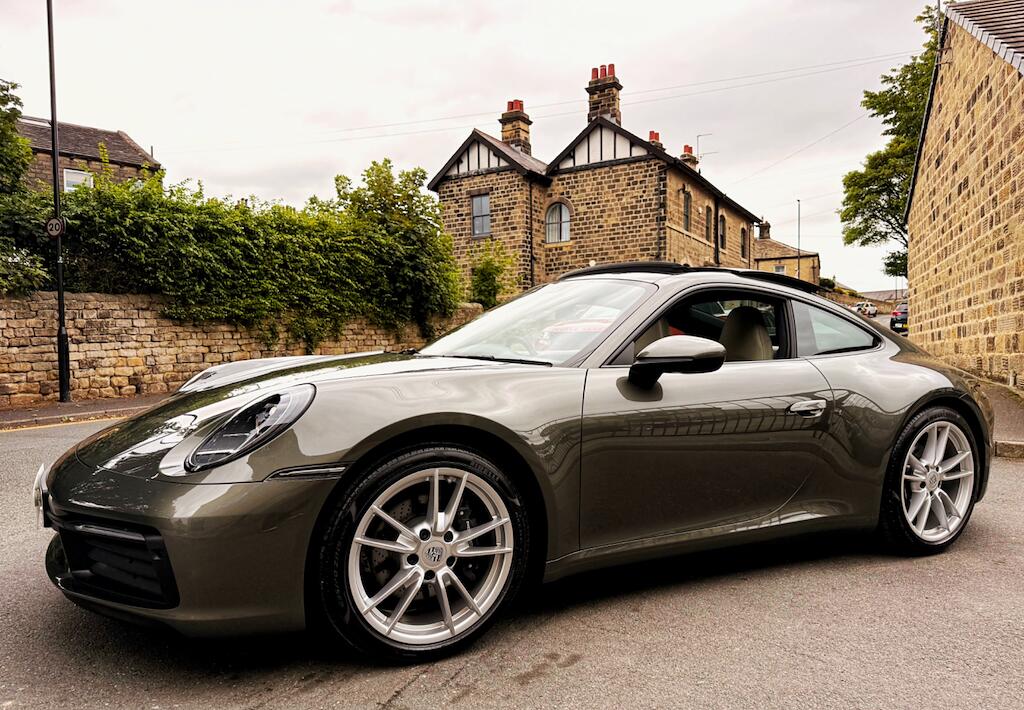 Porsche 911 view 7