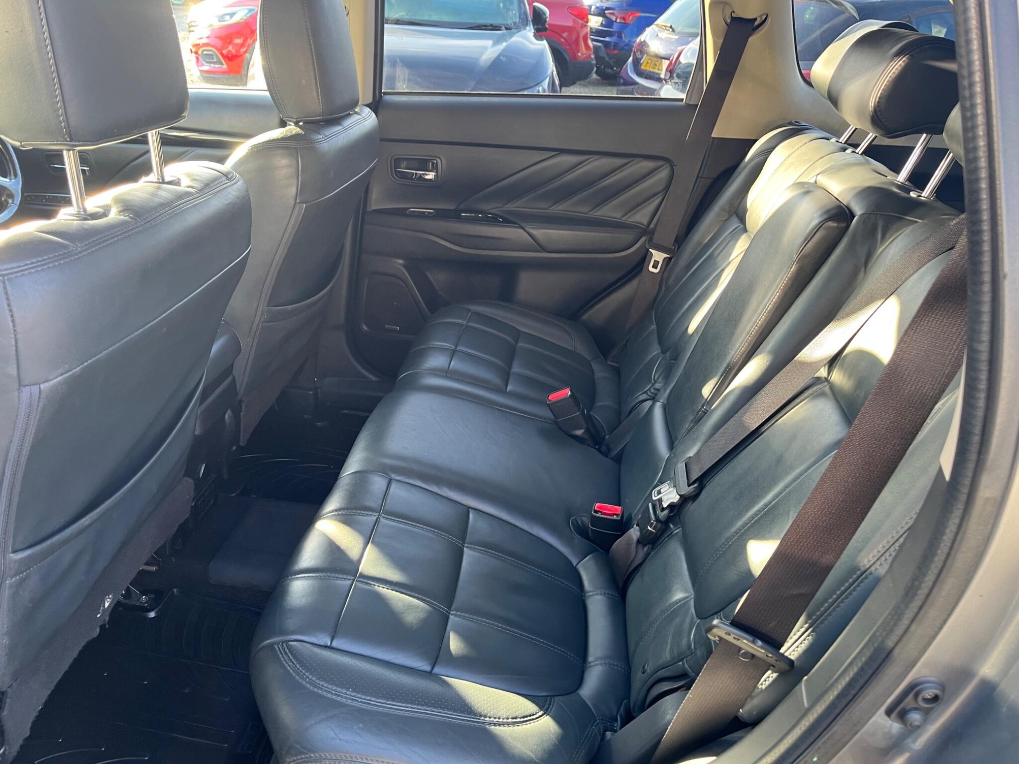 Mitsubishi Outlander view 13