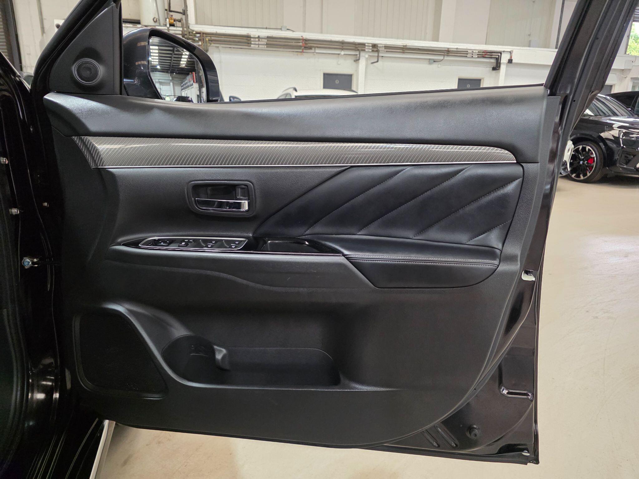Mitsubishi Outlander view 12