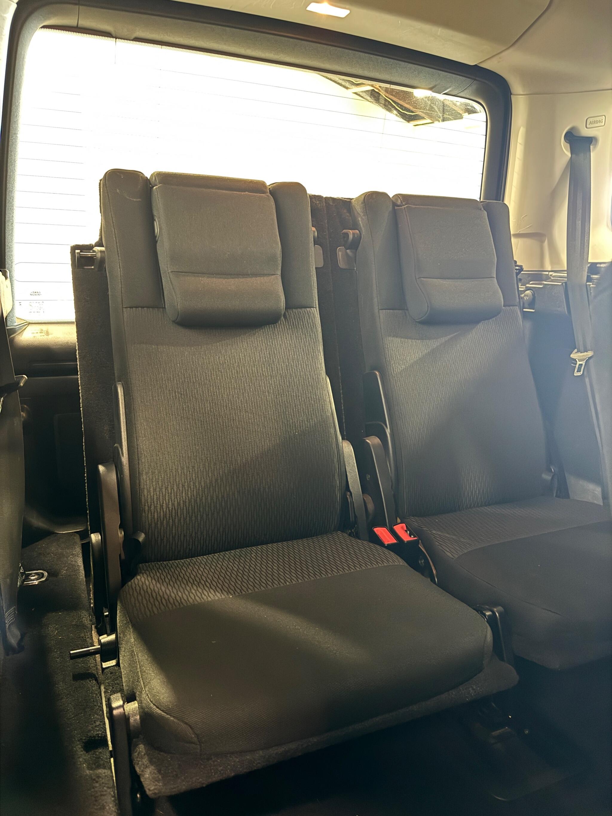 Land Rover Discovery view 14