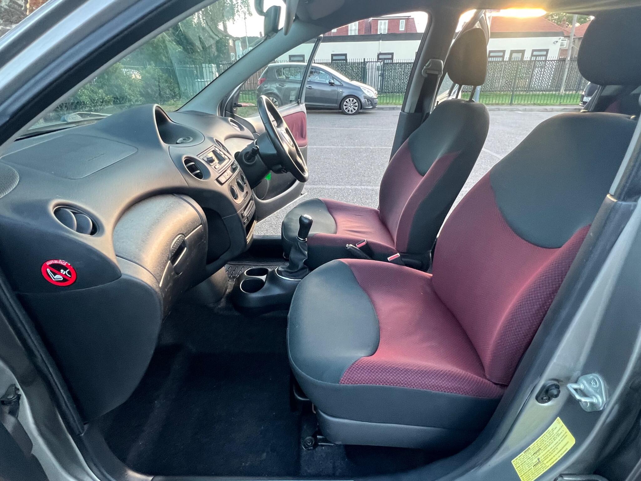 Toyota Yaris view 23