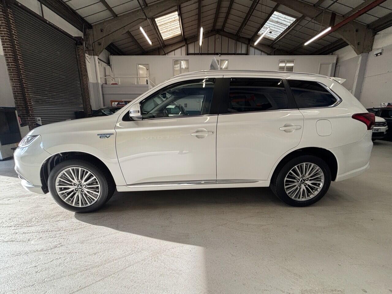 Mitsubishi Outlander view 8