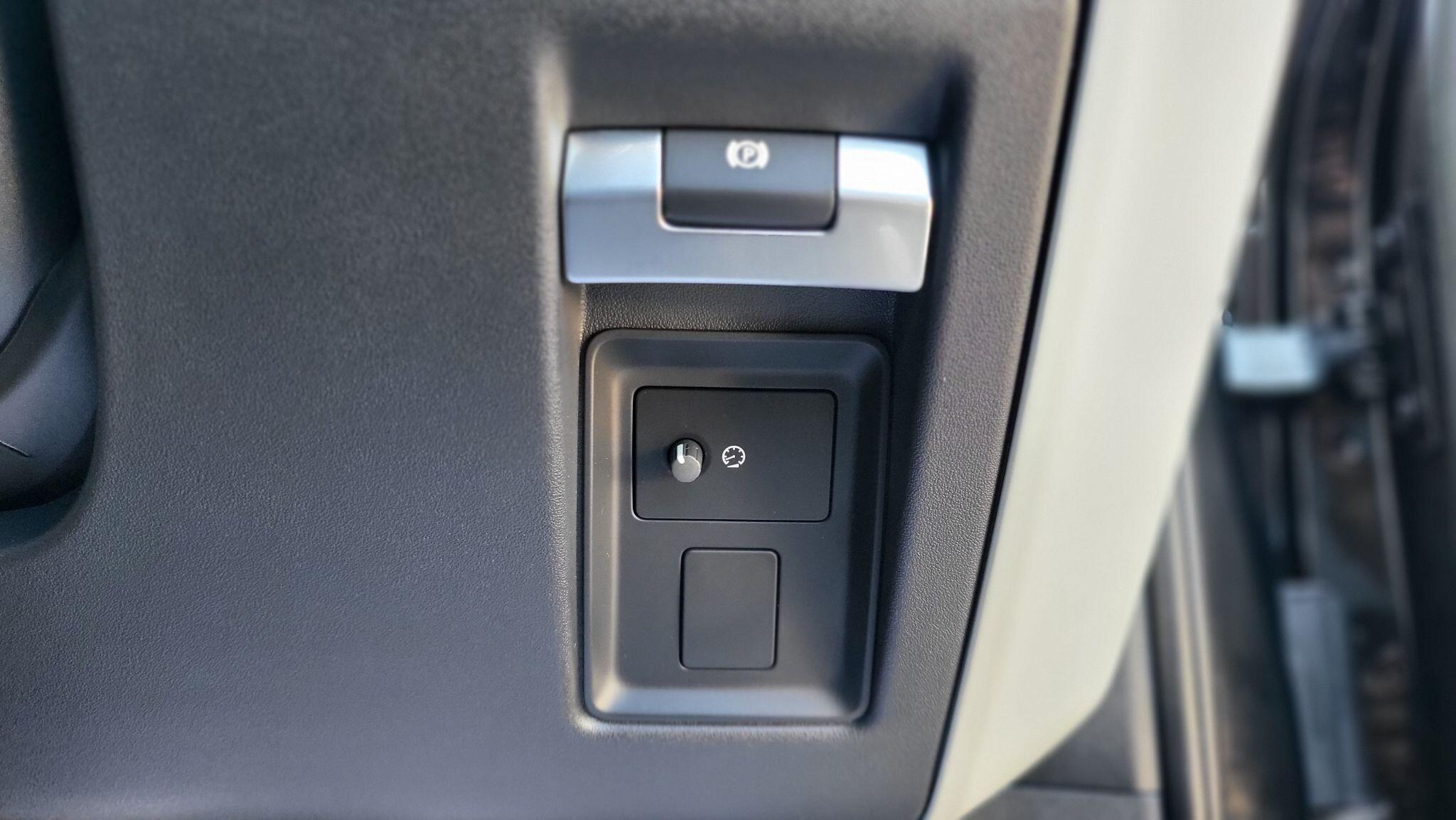 Land Rover Defender view 29